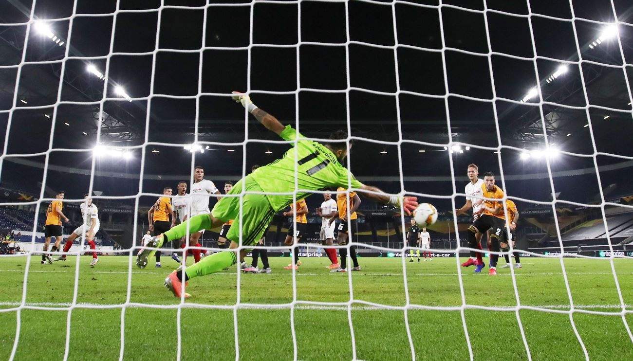 Soccer Football - Europa League - Quarter Final - Wolverhampton Wanderers v Sevilla - MSV-Arena, Duisburg, Germany - August 11, 2020 Sevilla's Lucas Ocampos scores their first goal, as play resumes behind closed doors following the outbreak of the coronavirus disease (COVID-19) Pool via REUTERS