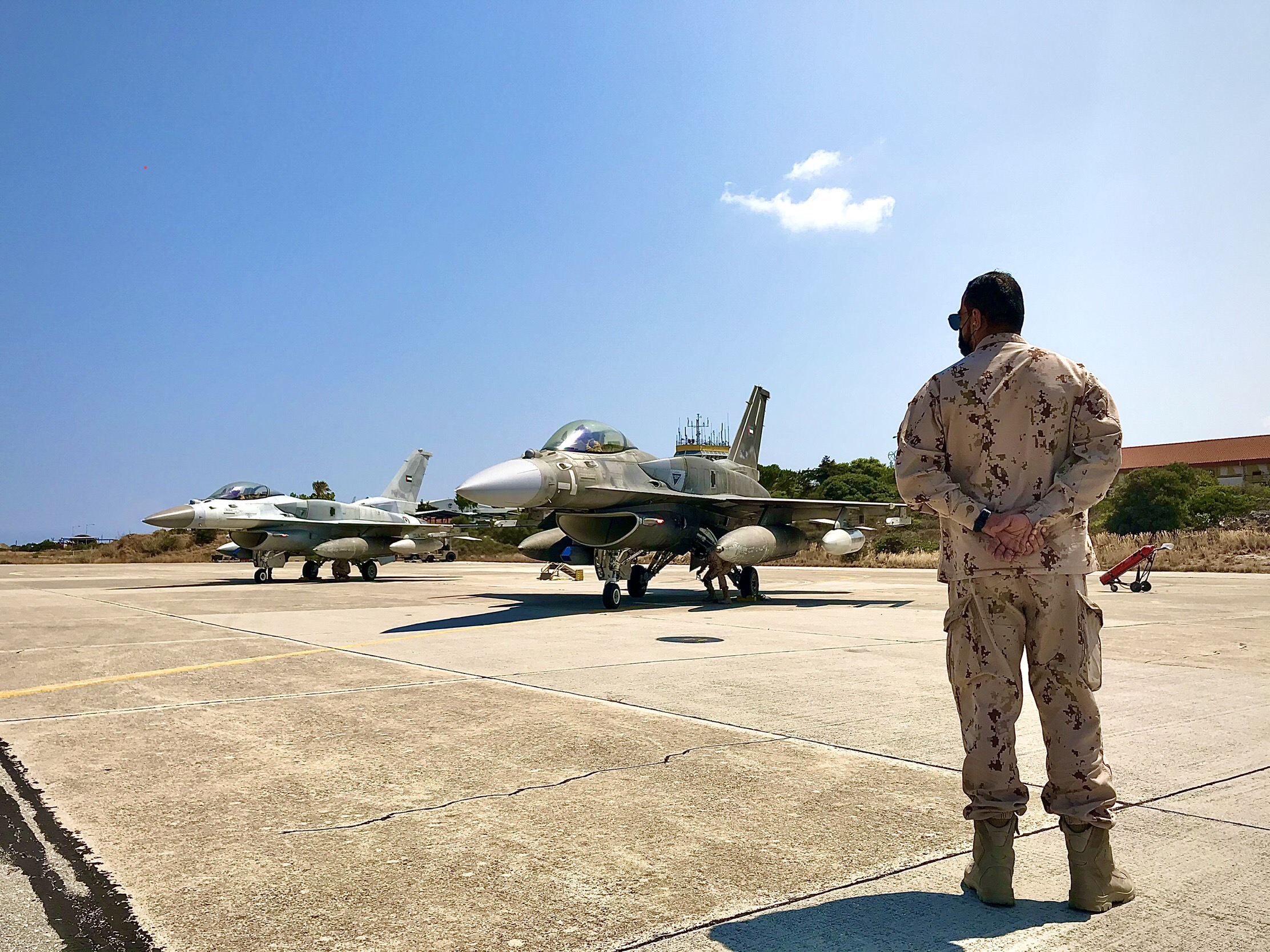 “Παρών” από τα ΗΑΕ! Έφτασαν τα F-16 στη βάση της Σούδας (pics)