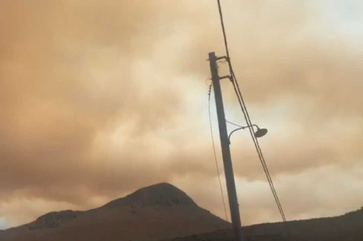 Λακωνία: Εκκενώθηκαν πέντε οικισμοί για τη μεγάλη δασική φωτιά! “Έσπασε” στα δύο το μέτωπο (Βίντεο)