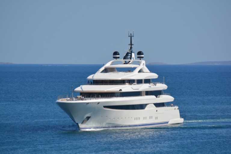 Εντυπωσιάζει το ελληνικής κατασκευής mega yacht στη Μαρίνα Ζέας (video)