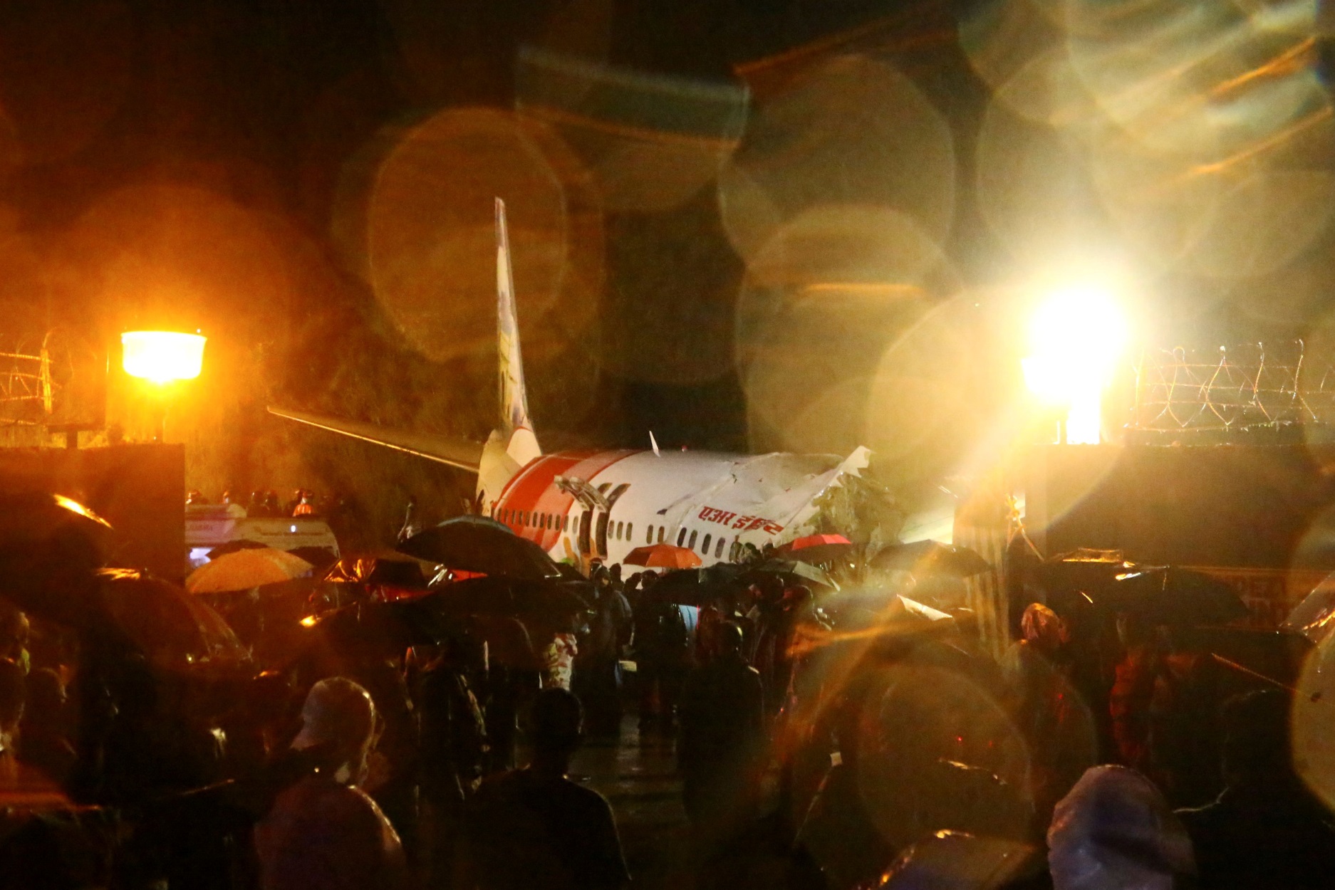 Ινδία: Αυξάνονται τα θύματα της αεροπορικής τραγωδίας – Κομμάτια η άτρακτος (pics, video)