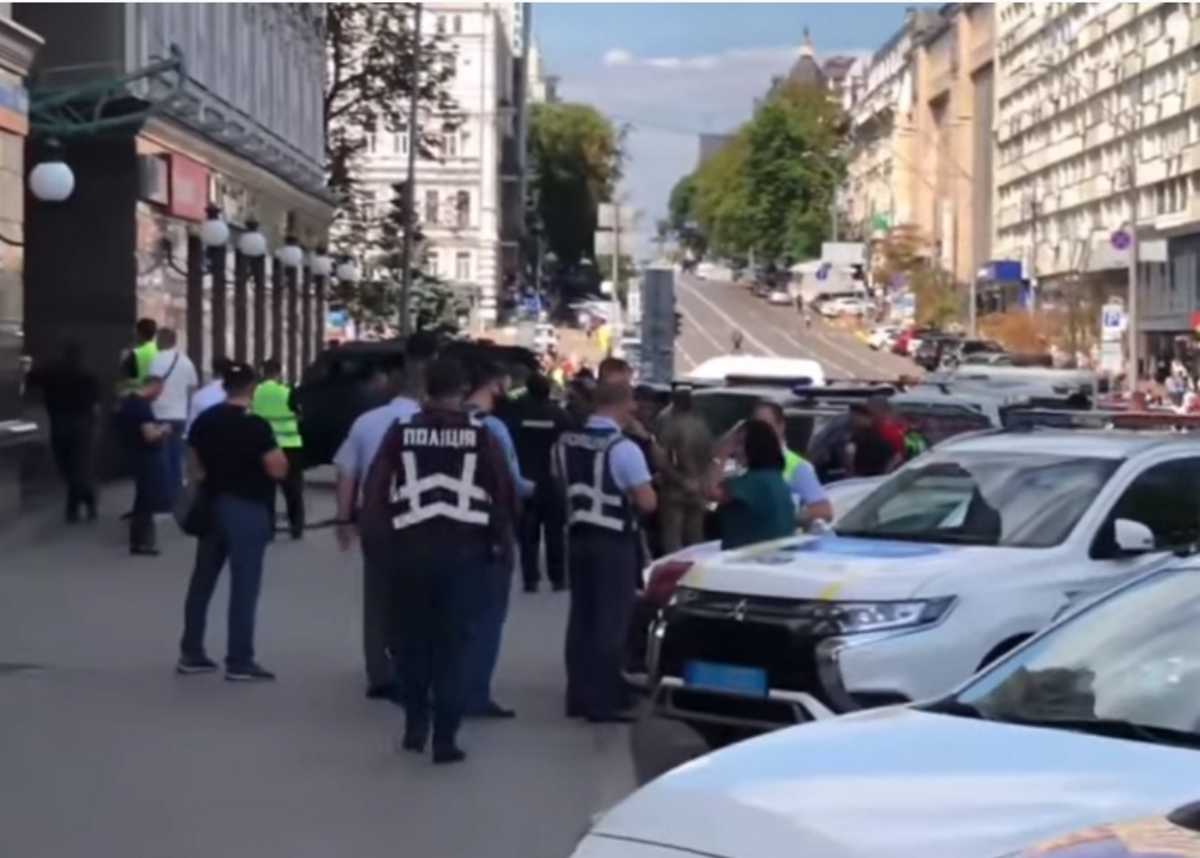 Κίεβο: Εξουδετερώθηκε ο άνδρας που απειλούσε να ανατινάξει τράπεζα (pics, video)