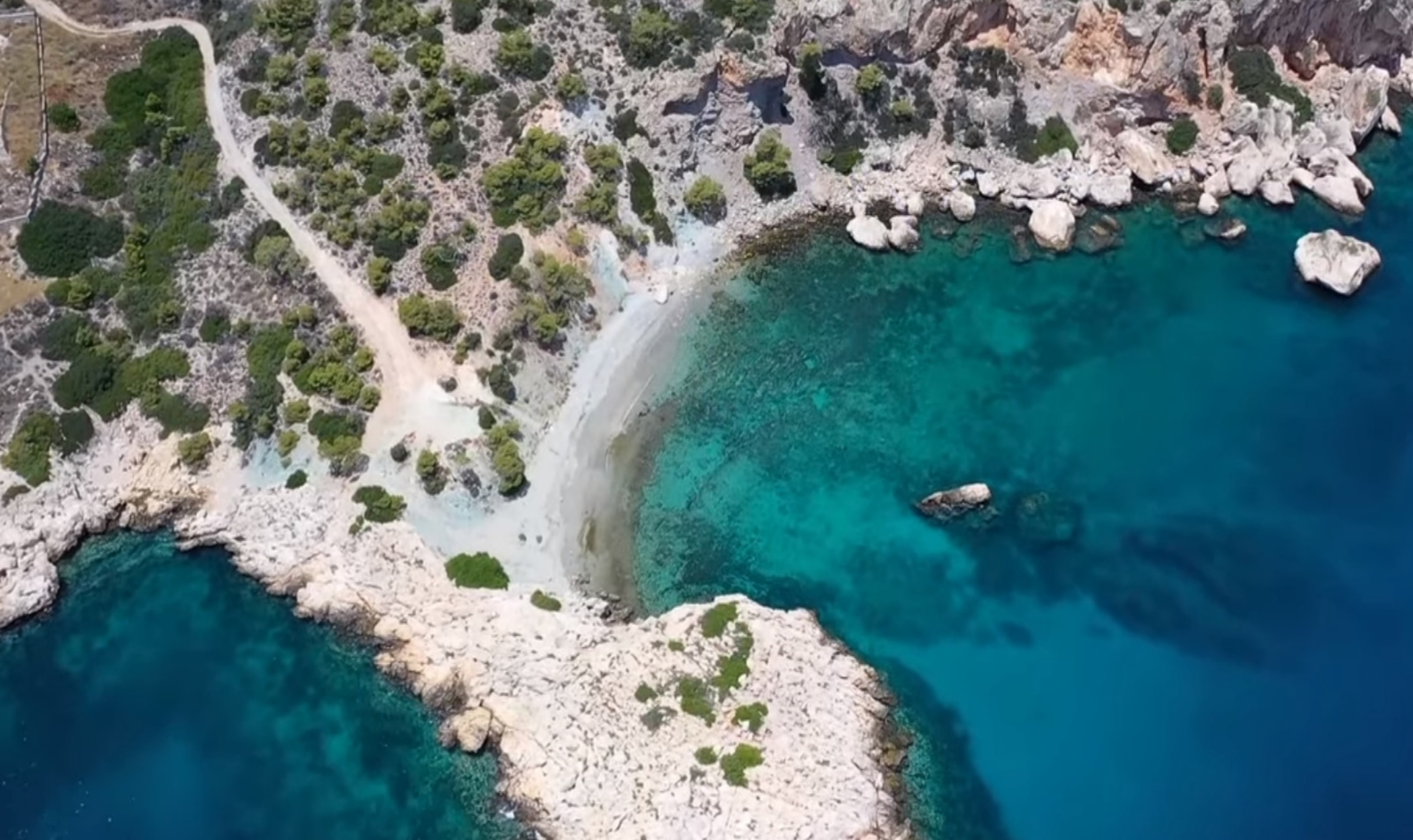 Κόγχη: Η γαλαζοπράσινη παραλία της Αττικής στον Αργοσαρωνικό