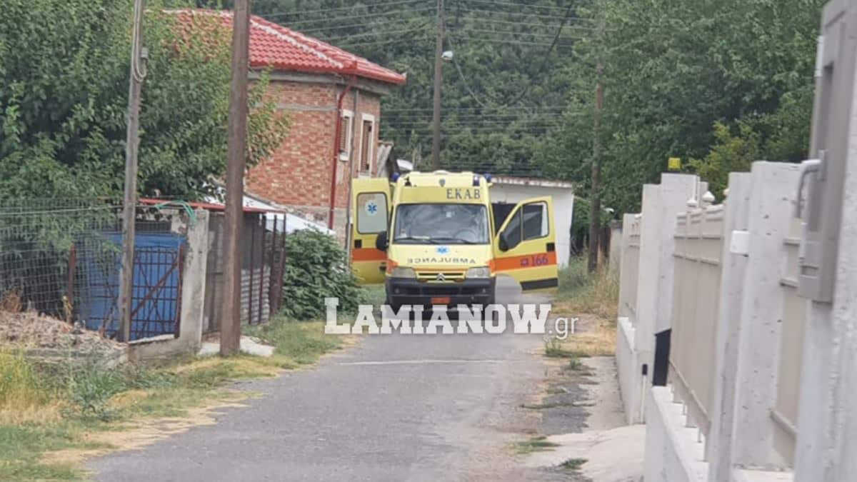 Λαμία: “Πλακώθηκαν” μέσα στο καφενείο! Χτύπησε τη σύζυγο του… αντιπάλου στο κεφάλι (pics)