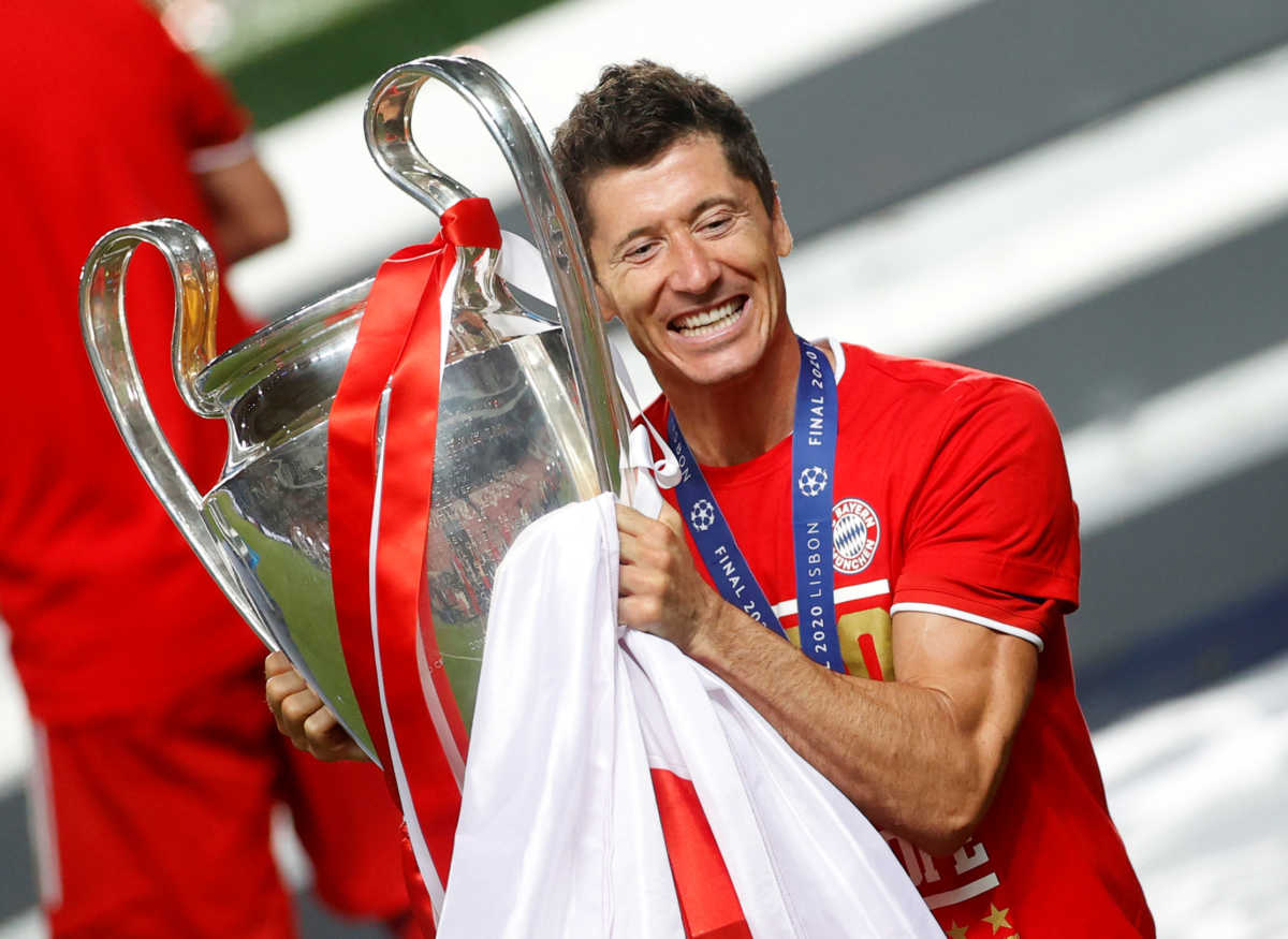 Soccer Football - Champions League - Final - Bayern Munich v Paris St Germain - Estadio da Luz, Lisbon, Portugal - August 23, 2020  Bayern Munich's Robert Lewandowski celebrates with the trophy after winning the Champions League, as play resumes behind closed doors following the outbreak of the coronavirus disease (COVID-19)   REUTERS