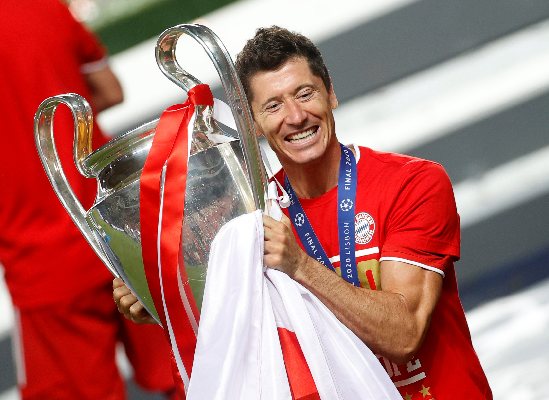 Soccer Football - Champions League - Final - Bayern Munich v Paris St Germain - Estadio da Luz, Lisbon, Portugal - August 23, 2020  Bayern Munich's Robert Lewandowski celebrates with the trophy after winning the Champions League, as play resumes behind closed doors following the outbreak of the coronavirus disease (COVID-19)   REUTERS