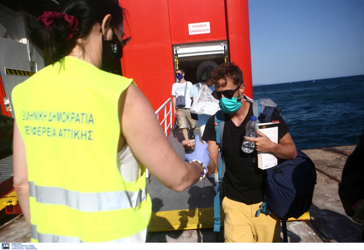 Μόνιμοι οι έλεγχοι για κορονοϊό στο λιμάνι του Πειραιά σε ταξιδιώτες που επιστρέφουν από τα νησιά
