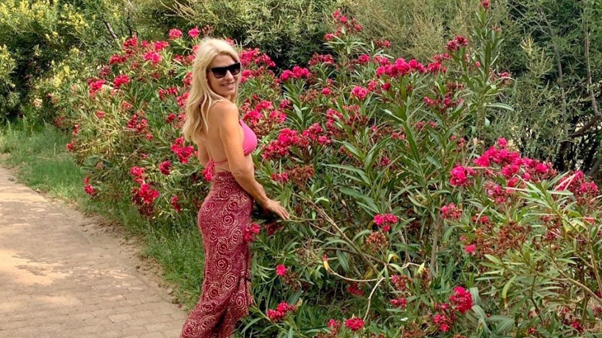 Η Ελένη Μενεγάκη δεν χορταίνει τις βουτιές με την μικρή Μαρίνα στην Άνδρο!