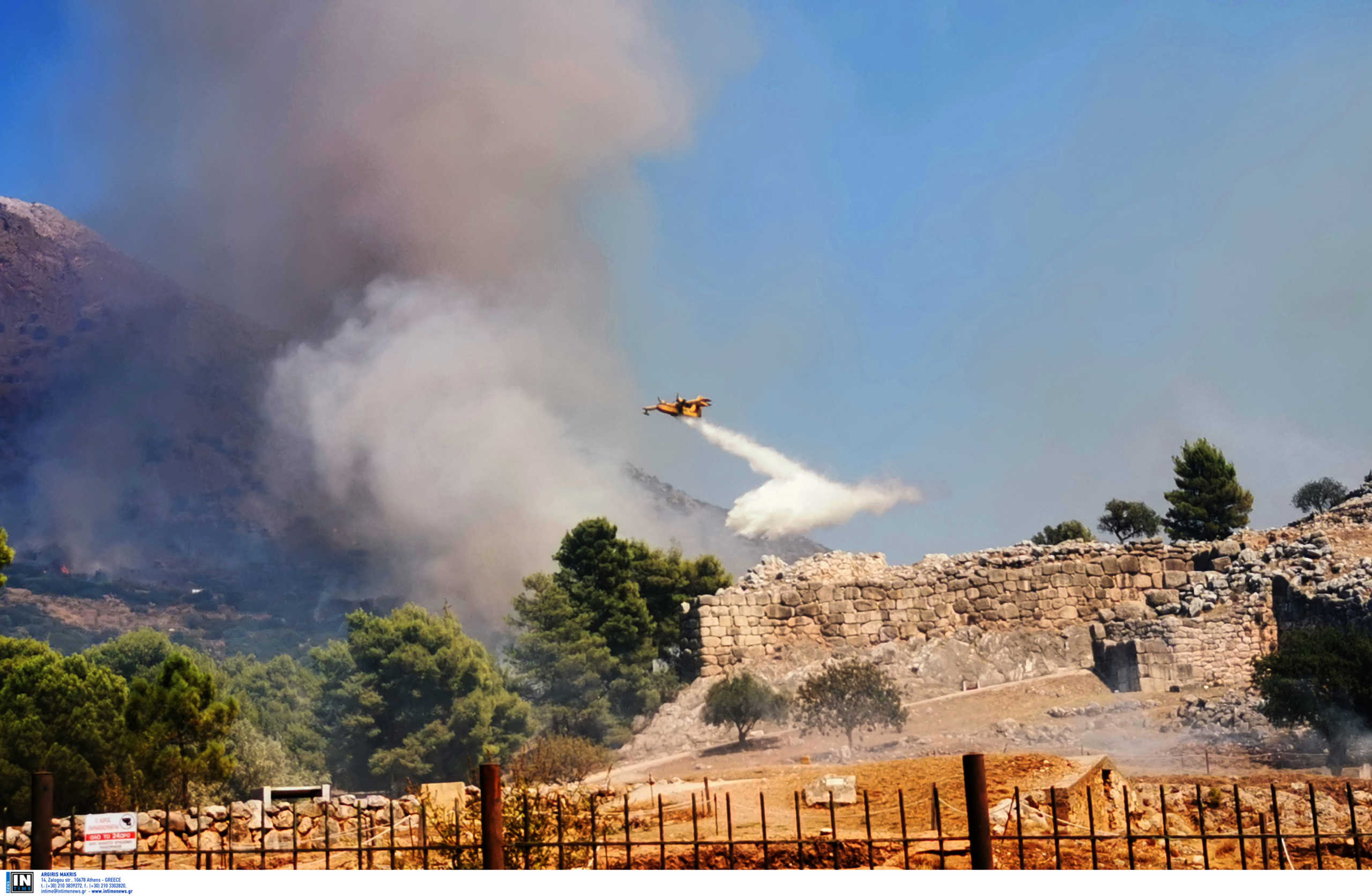 Μυκήνες: Σε εξέλιξη η μεγάλη φωτιά – Ποιες περιοχές του αρχαιολογικού χώρου επλήγησαν