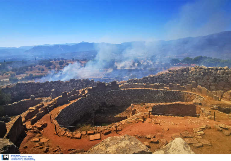 Μυκήνες: Οριοθετήθηκε η μεγάλη φωτιά – Η πρώτη εκτίμηση από το υπουργείο Πολιτισμού για τον αρχαιολογικό χώρο