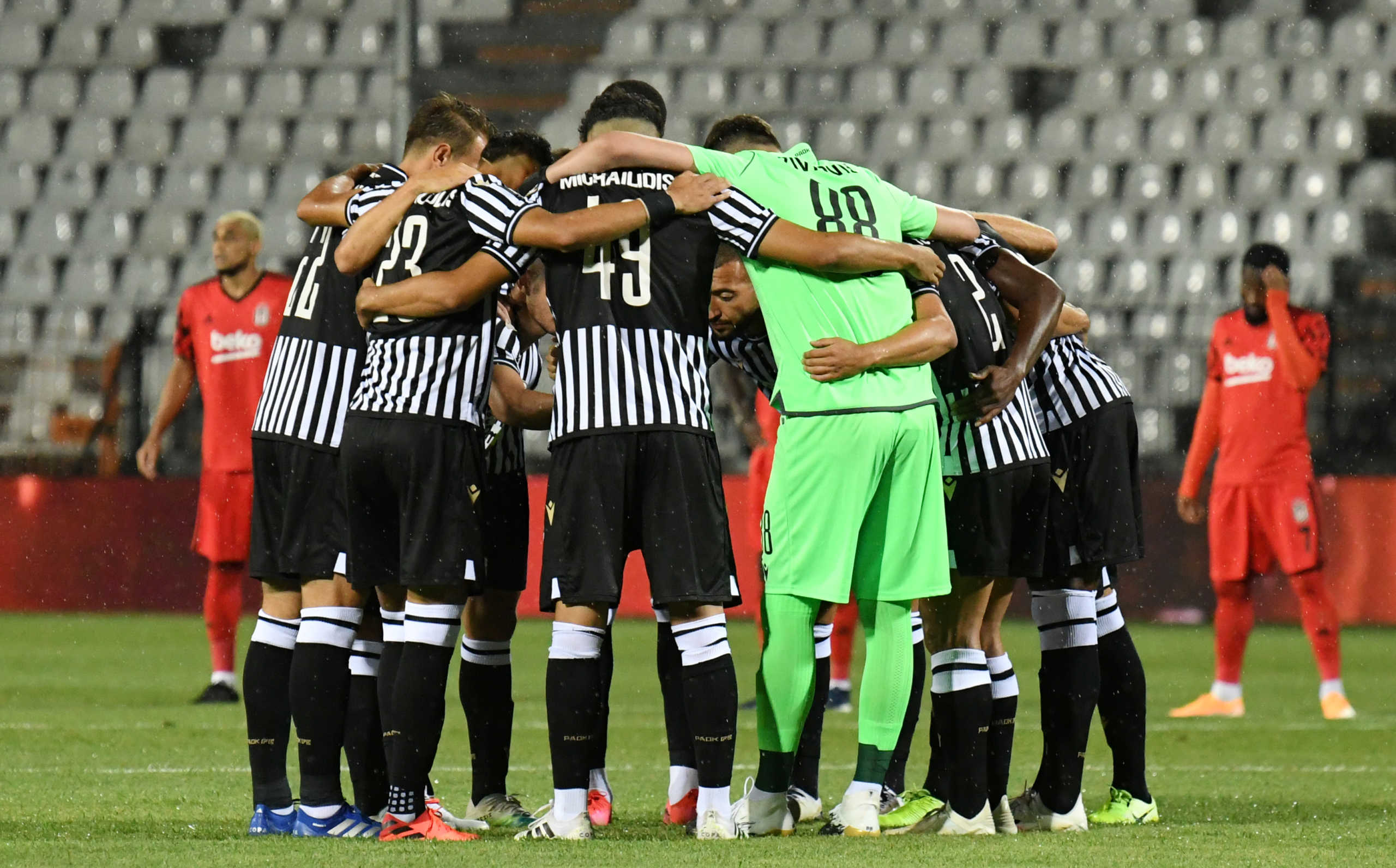 Soccer Football - Champions League - Second Qualifying Round - PAOK v Besiktas - Toumba Stadium, Thessaloniki, Greece - August 25, 2020   PAOK players huddle before the match, as play resumes behind closed doors following the outbreak of the coronavirus disease (COVID-19)   REUTERS