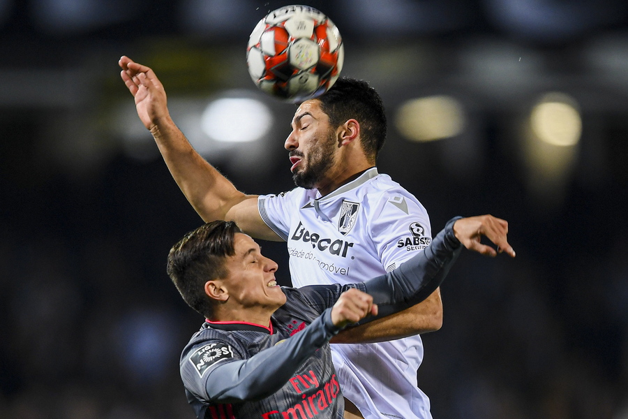 epa08102902 Vitoria de Guimaraes` Pepe Rodrigues (R) in action against Benfica's Franco Cervi during their Portuguese First League soccer match held at D. Afonso Henriques stadium, Guimaraes, Portugal, 4 January 2020.  EPA