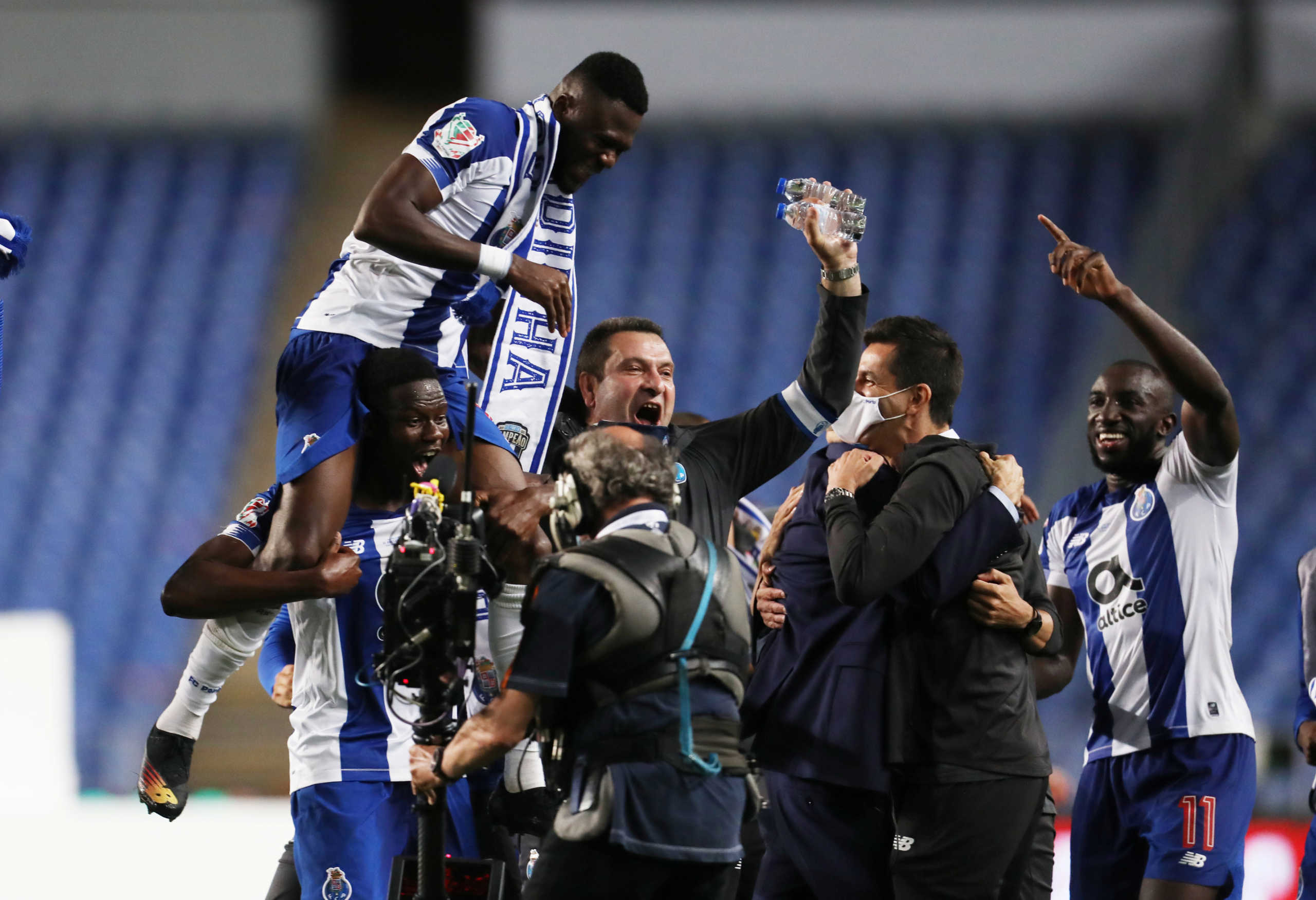Soccer Football - Taca de Portugal Final - Benfica v FC Porto - Estadio Cidade de Coimbra, Coimbra, Portugal - August 1, 2020   Porto players celebrate after winning the Taca de Portugal, as play resumes behind closed doors following the outbreak of the coronavirus disease (COVID-19)   REUTERS