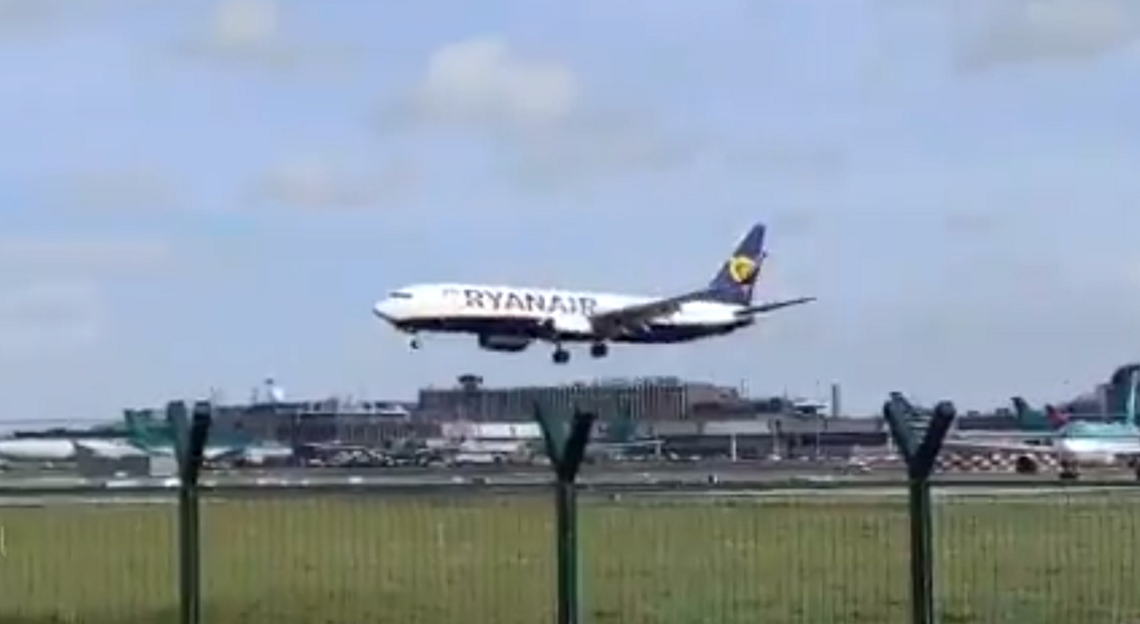 Βρετανία: Πτήση θρίλερ της Ryanair! Δύο συλλήψεις επιβατών για κατασκοπεία (pic, video)