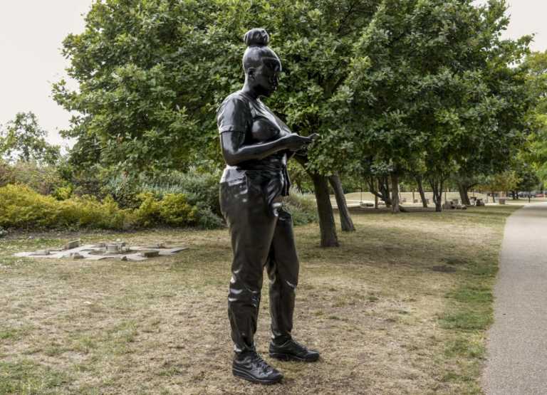 Το τρίτο άγαλμα με μαύρη γυναίκα απέκτησε η Μεγάλη Βρετανία