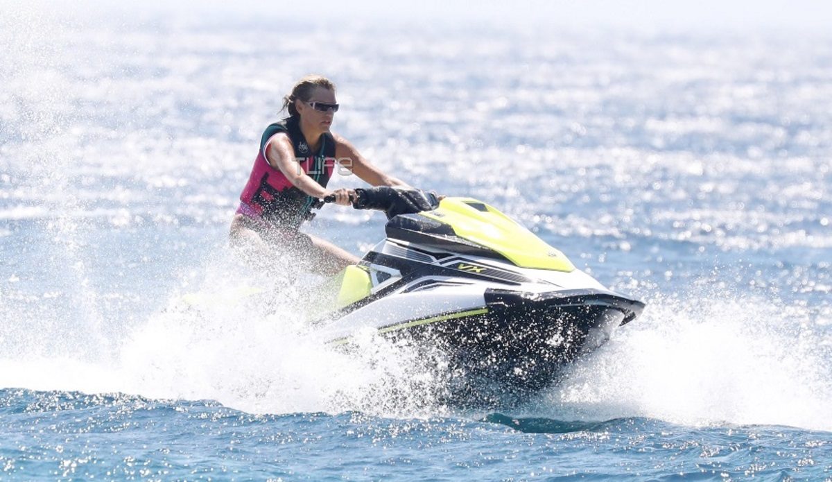 Σάσα Σταμάτη: Έκανε jet ski στη Μύκονο! Φωτογραφίες