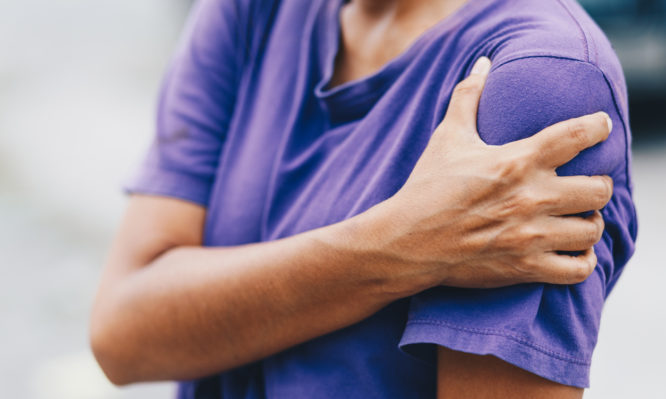 Πόνος στον ώμο: Ποιες είναι οι συχνότερες αιτίες του και πώς αντιμετωπίζεται