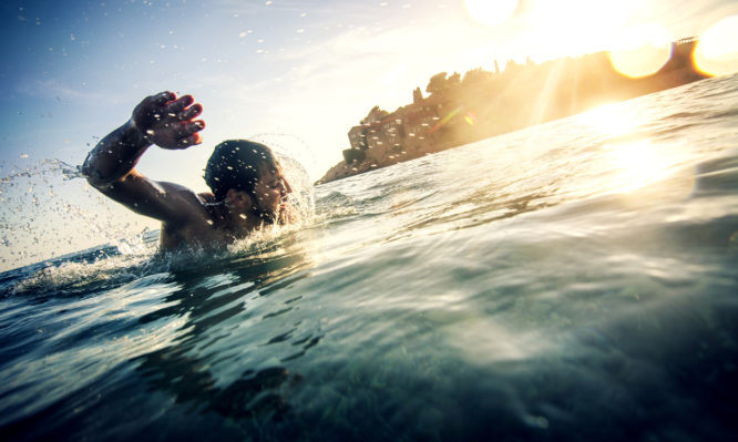 Κολύμπι στην θάλασσα: Πώς να αποφύγετε τραυματισμούς στον ώμο