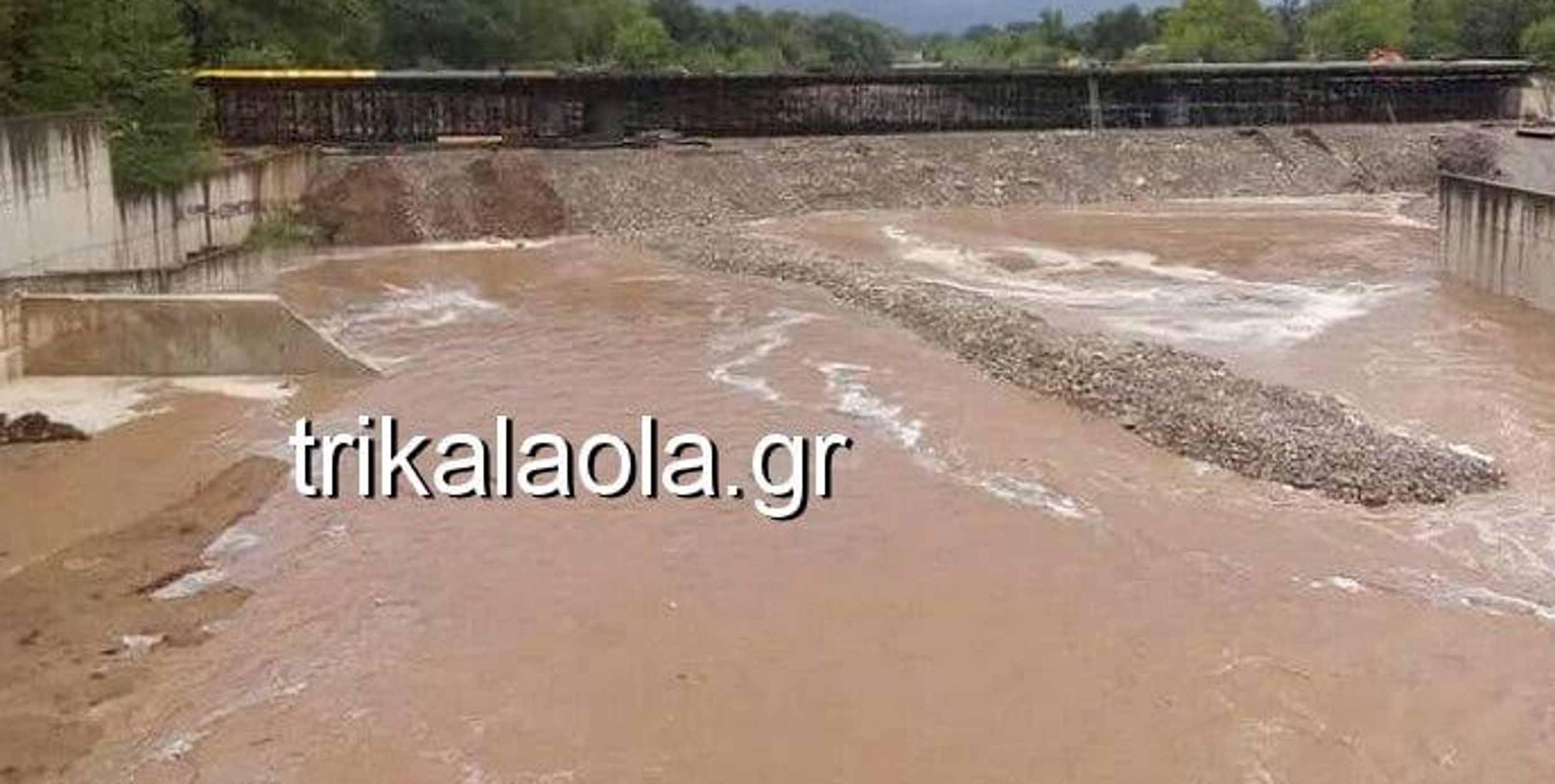 Κατεβάζει μεγάλες ποσότητες νερού ο Πηνειός: Φόβοι για την νέα γέφυρα στα Τρίκαλα (pics, video)