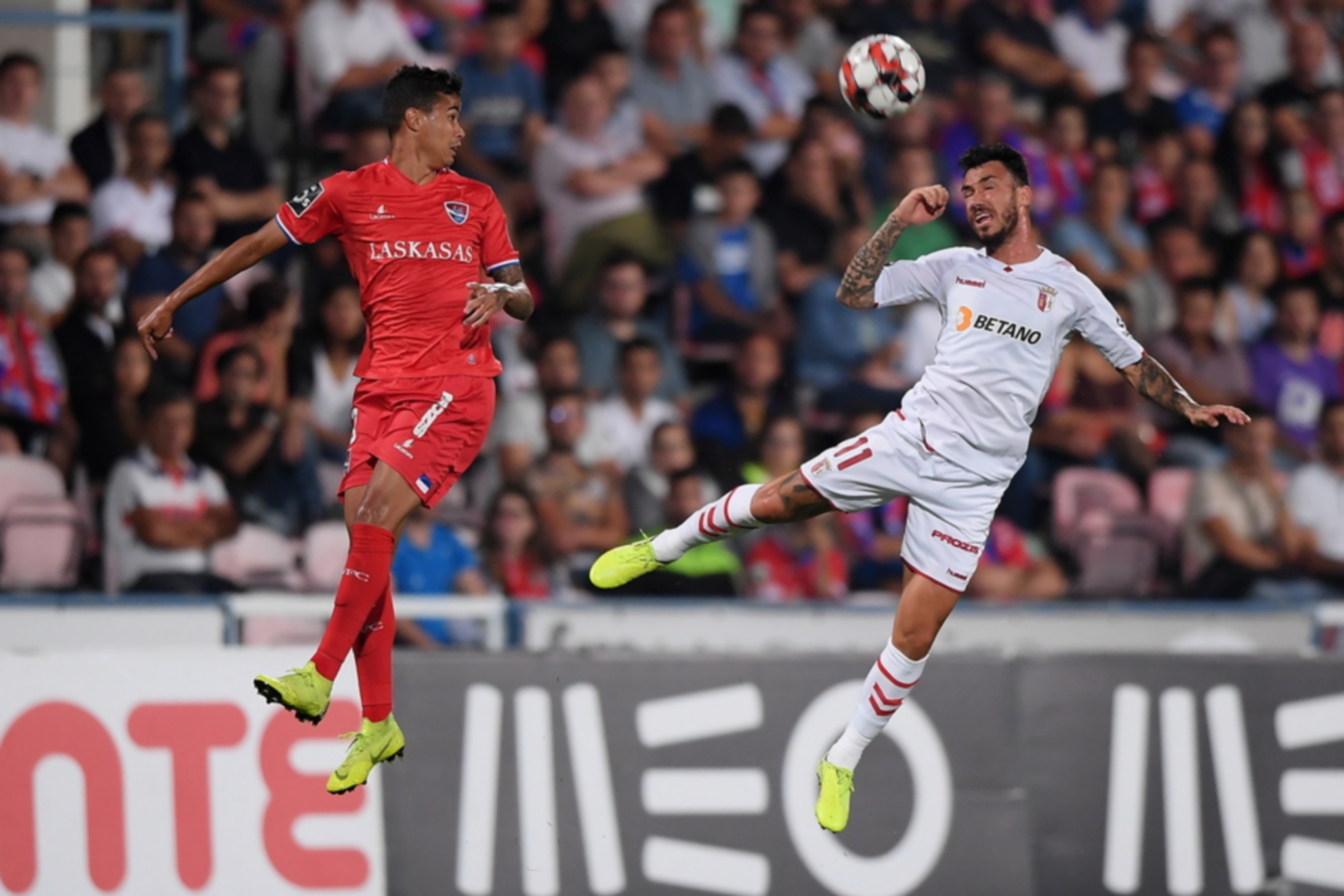 epa07794020 Gil Vicente's player Arthur (L) in action against SC Braga's player Diogo Viana (R) during the Portuguese First League soccer match Gil Vicente vs SC Braga held Barcelos City Stadium in Barcelos, Portugal, 25 August 2019.  EPA