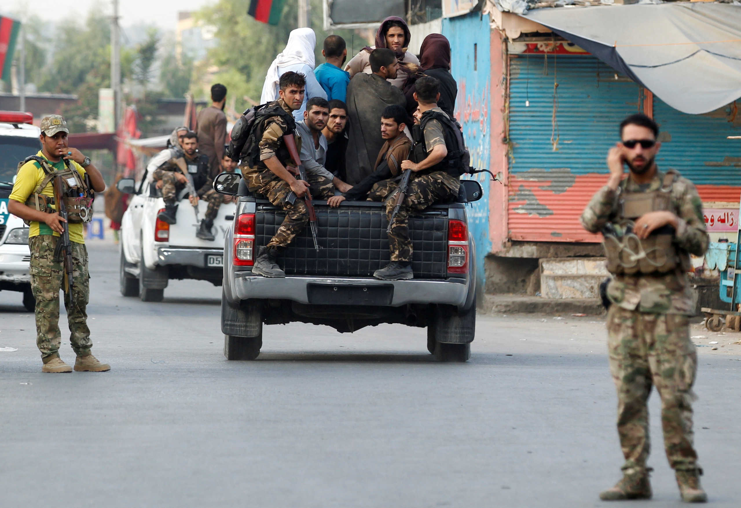 Afghan security forces transport detained prisoners who escaped from a jail after insurgents attacked a jail compound in Jalalabad, Afghanistan, August 3, 2020.REUTERS