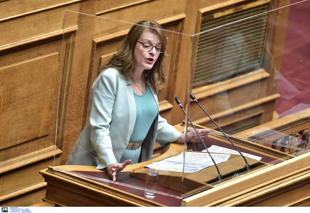 Ποια είναι η βουλευτής Αλεξοπούλου που έφυγε και επέστρεψε στο κόμμα της μέσα σε λίγα λεπτά