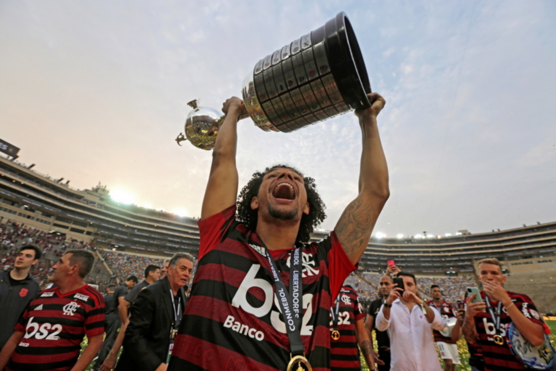 epa08021495 Flamengo's player Willian Arao celebrates with the trophy after winning the Copa Libertadores 2019 final soccer match between Flamengo and River Plate, at Monumental stadium in Lima, Peru, 23 November 2019.  EPA