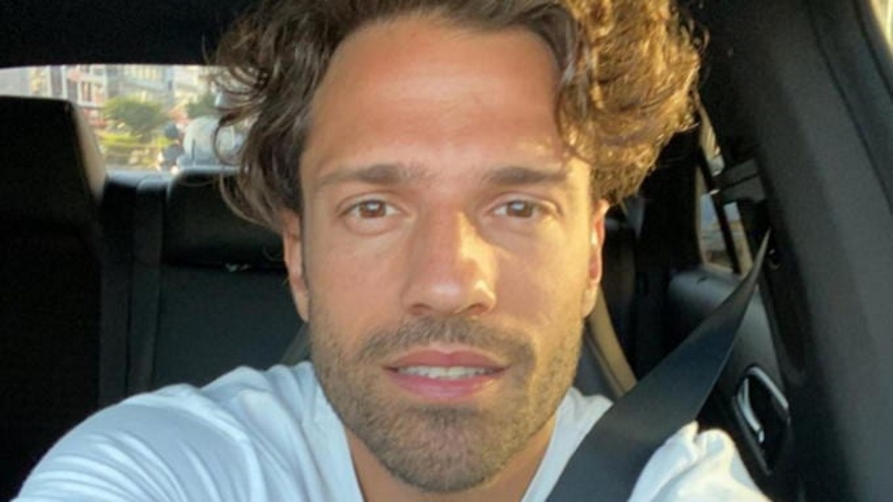 Ο Κωνσταντίνος Αργυρός ποζάρει ημίγυμνος και προκαλεί “ταραχή” στον γυναικείο πληθυσμό [pics]