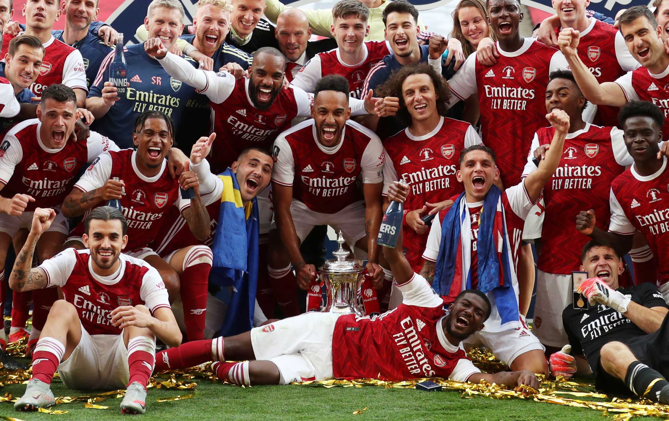 Soccer Football - FA Cup Final - Arsenal v Chelsea - Wembley Stadium, London, Britain - August 1, 2020 Arsenal's Pierre-Emerick Aubameyang celebrates with the trophy and teammates after winning the FA Cup, as play resumes behind closed doors following the outbreak of the coronavirus disease (COVID-19) Pool via REUTERS