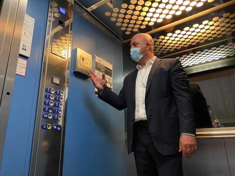 Θεσσαλονίκη: Μέσα στο ασανσέρ που λειτουργεί με φωνητικές εντολές! Δεν πατάει κουμπί κανένας (Βίντεο)