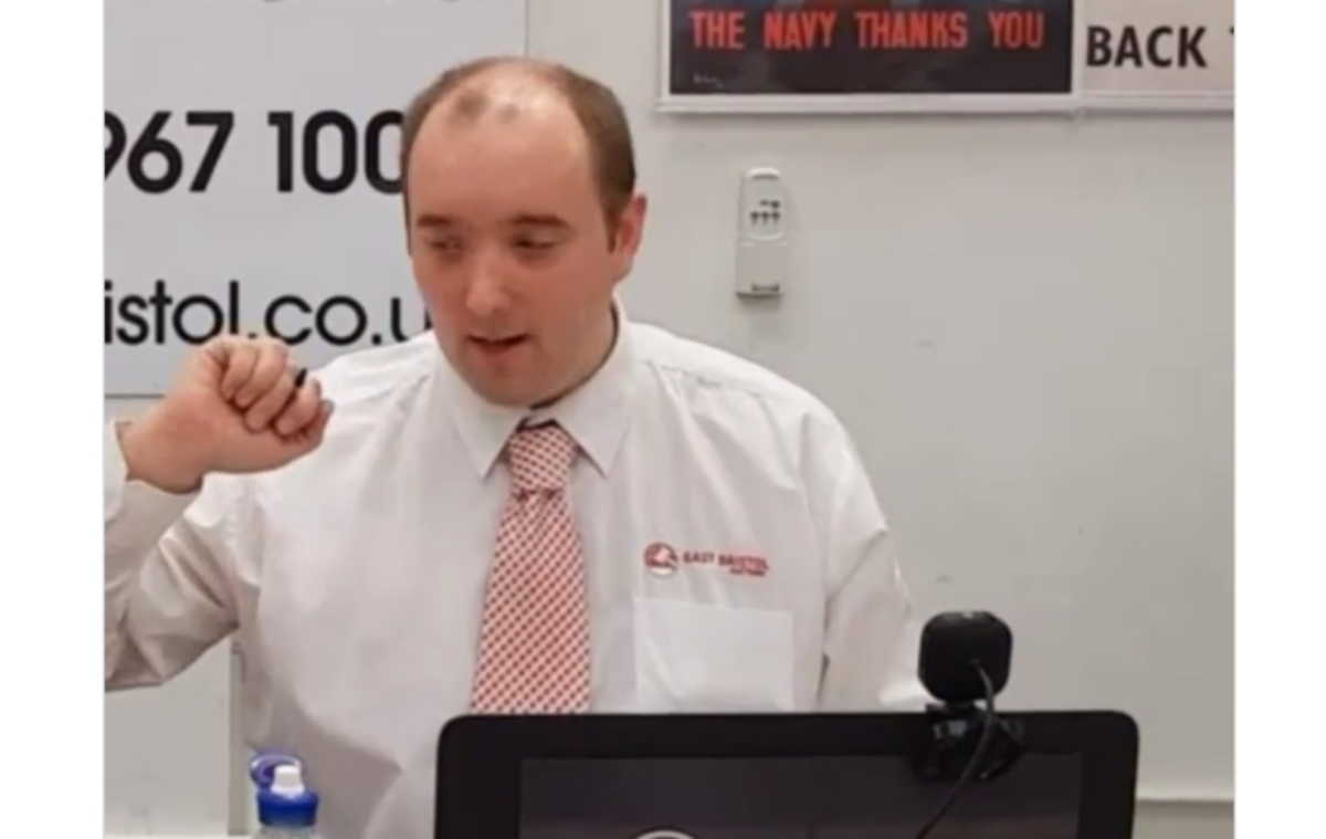 Ένα ζευγάρι γυαλιά του Γκάντι πωλήθηκαν 288.500 ευρώ – Ο ιδιοκτήτης θα τα πετούσε!