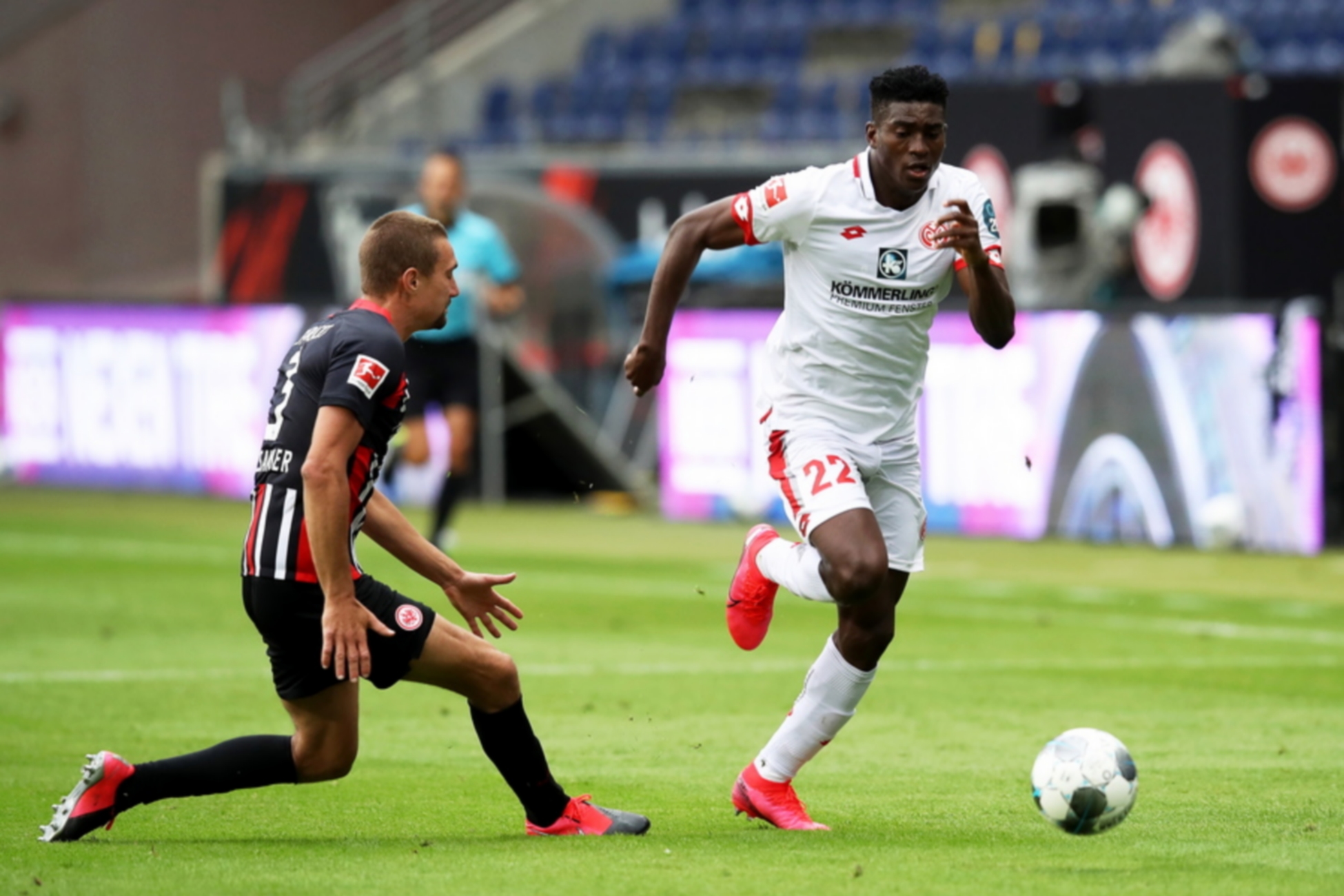 epa08469214 Stefan Ilsanker (L) of Eintracht Frankfurt in action against Taiwo Awoniyi (R) of Mainz during the German Bundesliga soccer match between Eintracht Frankfurt and FSV Mainz 05 in Frankfurt Main, Germany, 06 June 2020.  EPA