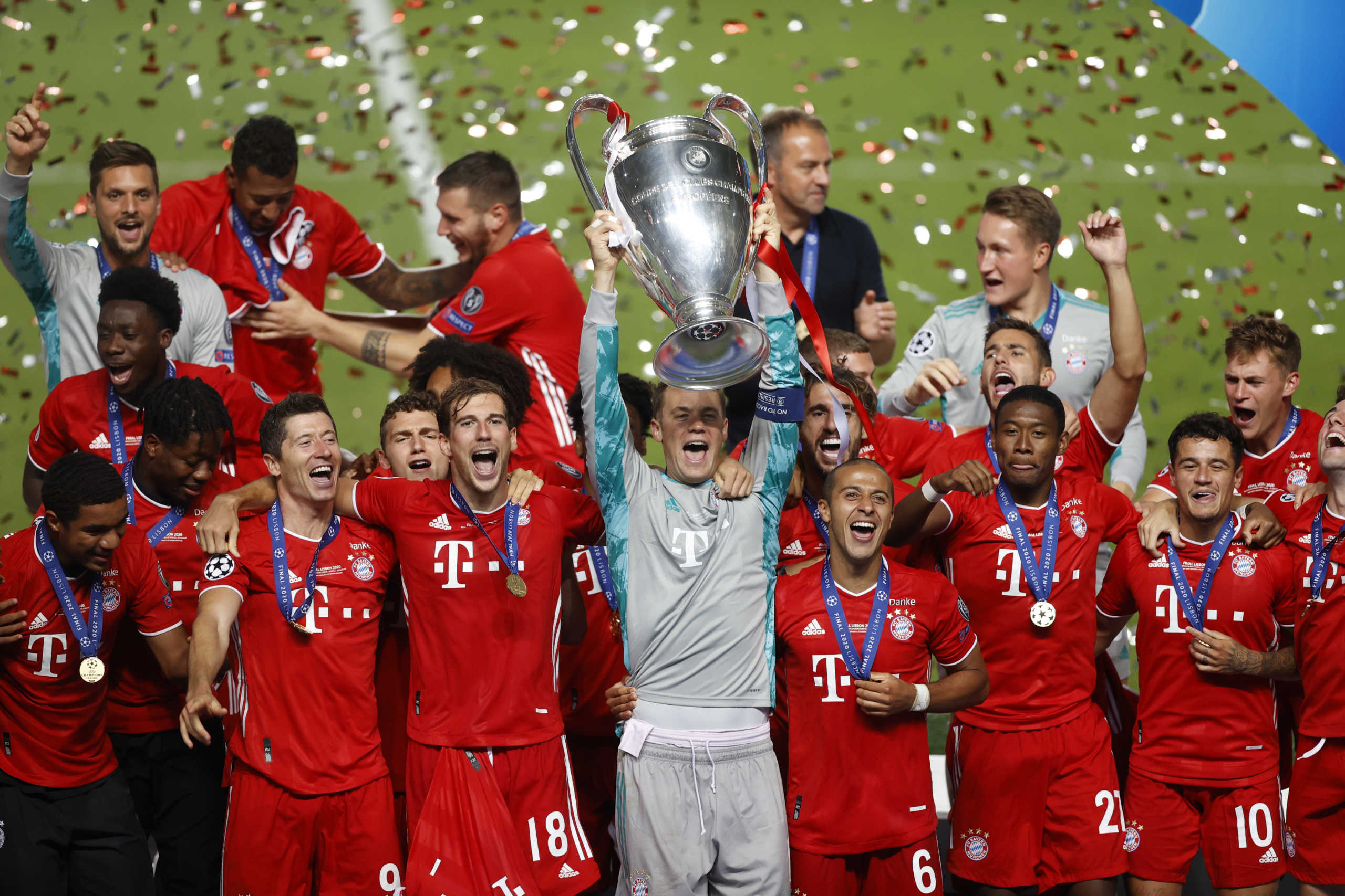 Soccer Football - Champions League - Final - Bayern Munich v Paris St Germain - Estadio da Luz, Lisbon, Portugal - August 23, 2020 Bayern Munich's Manuel Neuer with teammates celebrate winning the Champions League with the trophy, as play resumes behind closed doors following the outbreak of the coronavirus disease (COVID-19) Pool via REUTERS