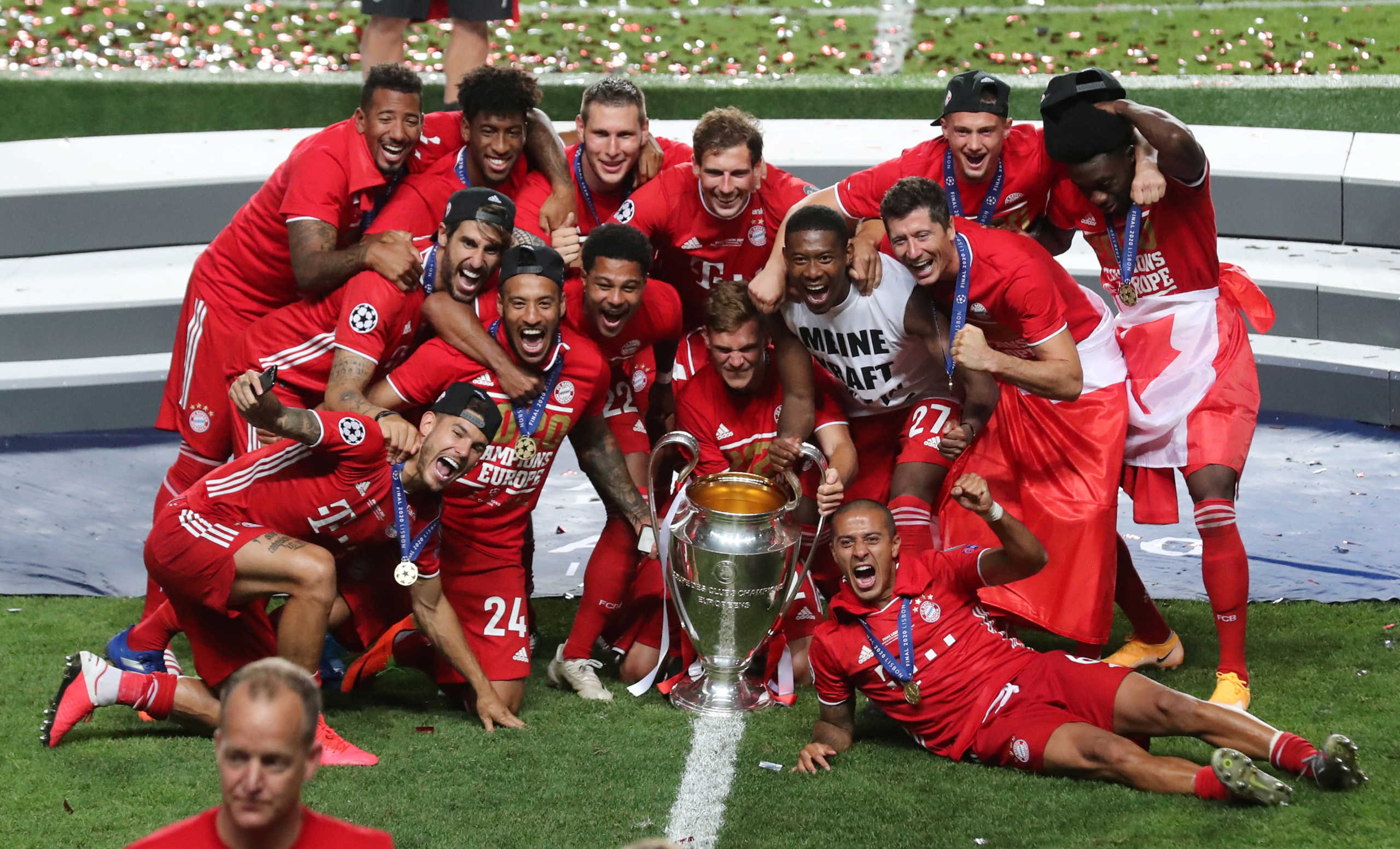Soccer Football - Champions League - Final - Bayern Munich v Paris St Germain - Estadio da Luz, Lisbon, Portugal - August 23, 2020  Bayern Munich players celebrate winning the Champions League with the trophy, as play resumes behind closed doors following the outbreak of the coronavirus disease (COVID-19)  Miguel A. Lopes