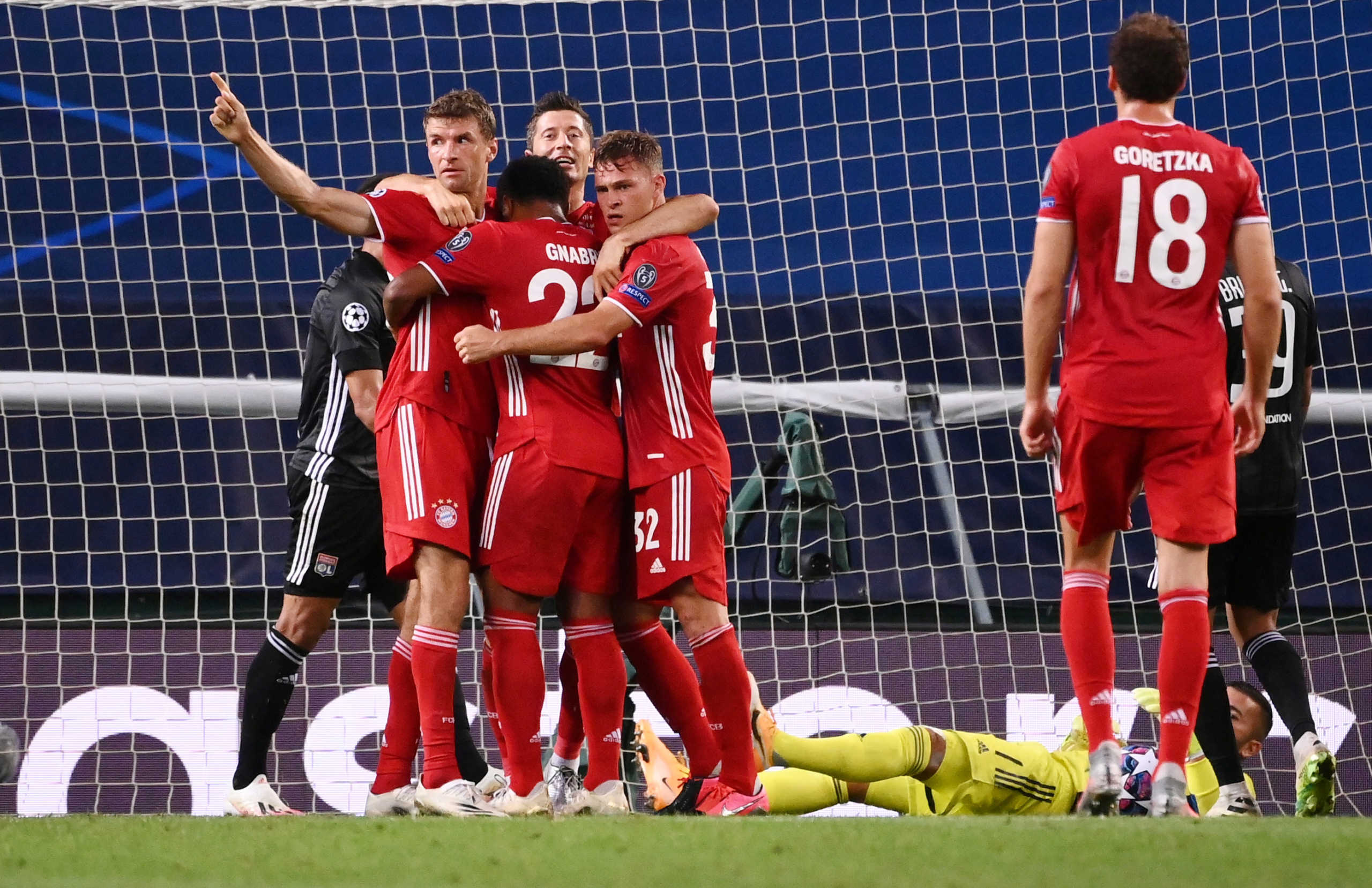 Soccer Football - Champions League Semi Final - Olympique Lyonnais v Bayern Munich - Jose Alvalade Stadium, Lisbon, Portugal - August 19, 2020  Bayern Munich's Serge Gnabry celebrates scoring their second goal with teammates, as play resumes behind closed doors following the outbreak of the coronavirus disease (COVID-19)  Franck Fife