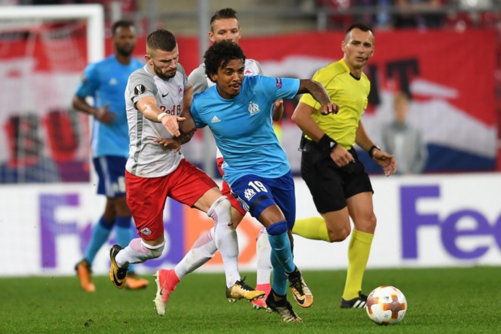 epa06232841 Salzburg's Mergim Berisha (L) in action against Marseille's Luiz Gustavo (R) during the UEFA Europa League Group I soccer match between Red Bull Salzburg and Olympique Marseille, in Salzburg, Austria, 28 September 2017.  EPA