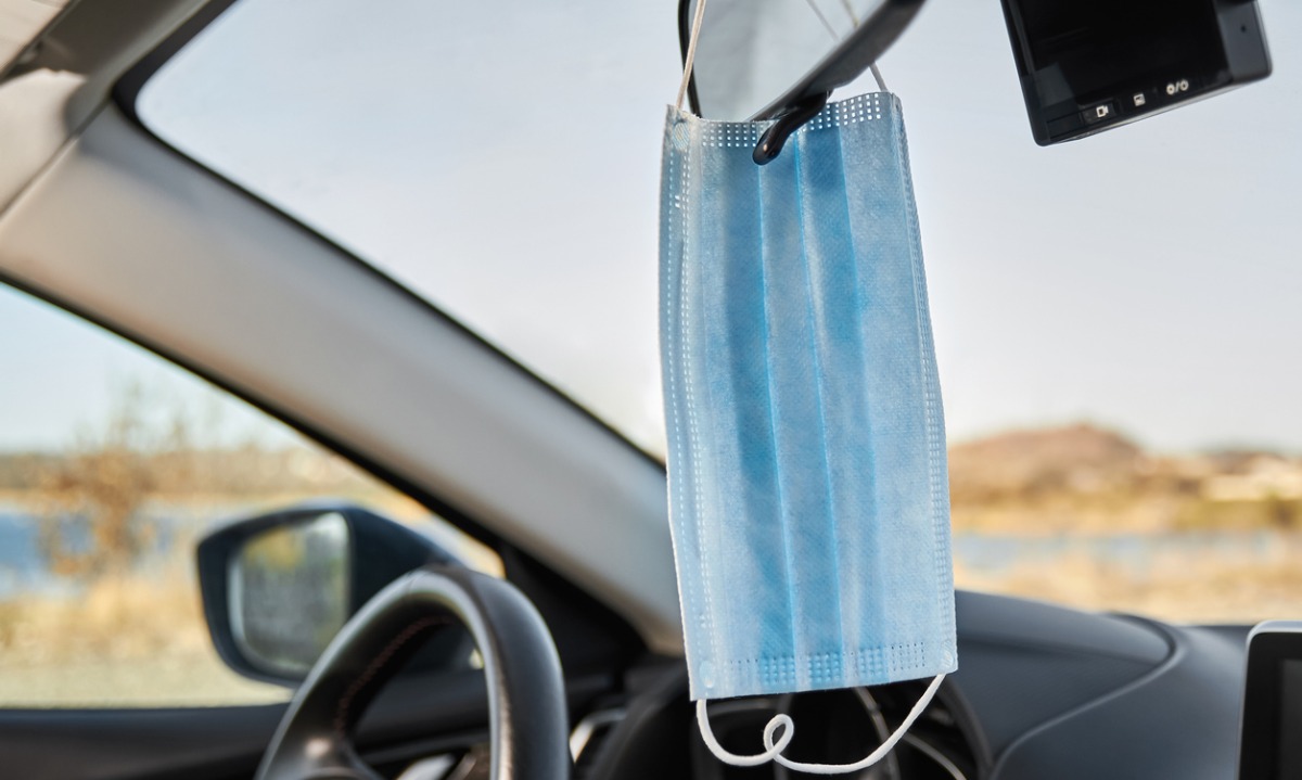 Κορονοϊός: Πώς να έχεις την μάσκα στην τσάντα ή στο αμάξι για να μείνει καθαρή όταν δεν τη φοράς