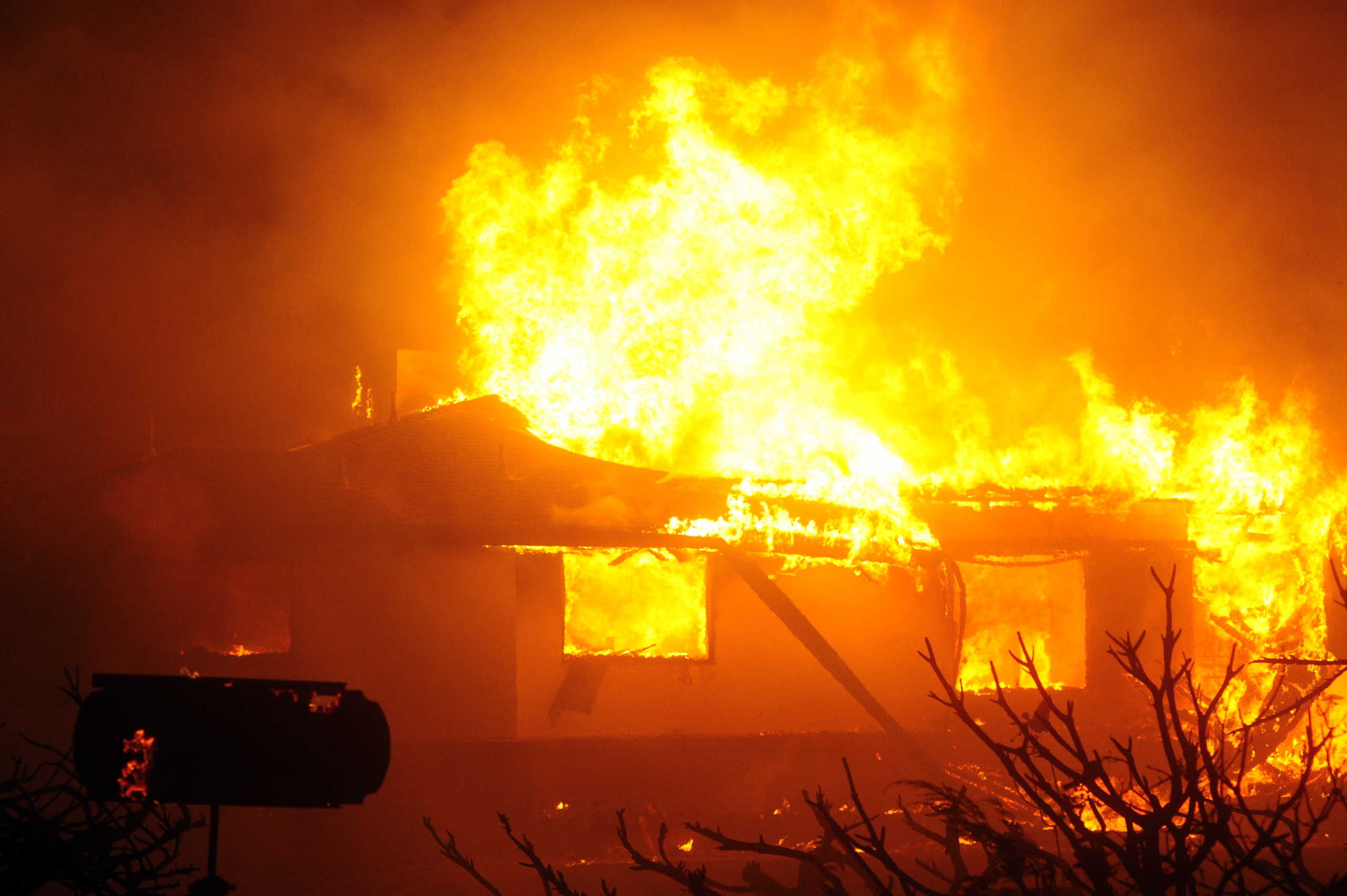 epa08612825 A property burns as firefighters attempt to extinguish the Hennessey Fire near Vacaville, California, USA, 19 August 2020. According to the latest media reports the fire has burnt over 10,000 acres.  EPA
