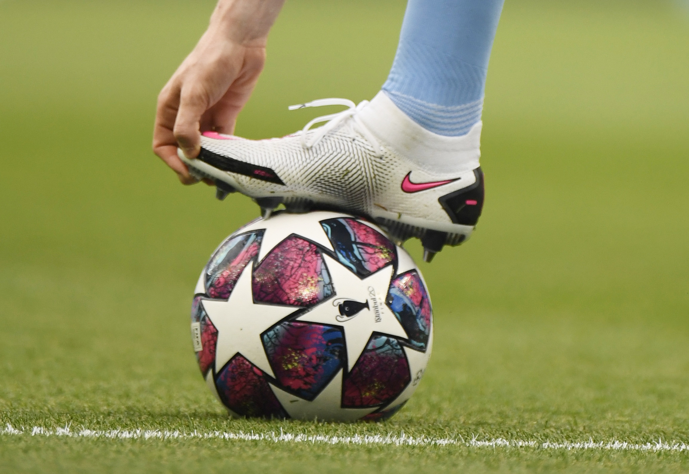 Soccer Football - Champions League - Round of 16 Second Leg - Manchester City v Real Madrid - Etihad Stadium, Manchester, Britain - August 7, 2020 Manchester City's Kevin De Bruyne during the warm up before the match, as play resumes behind closed doors following the outbreak of the coronavirus disease (COVID-19) Pool via REUTERS
