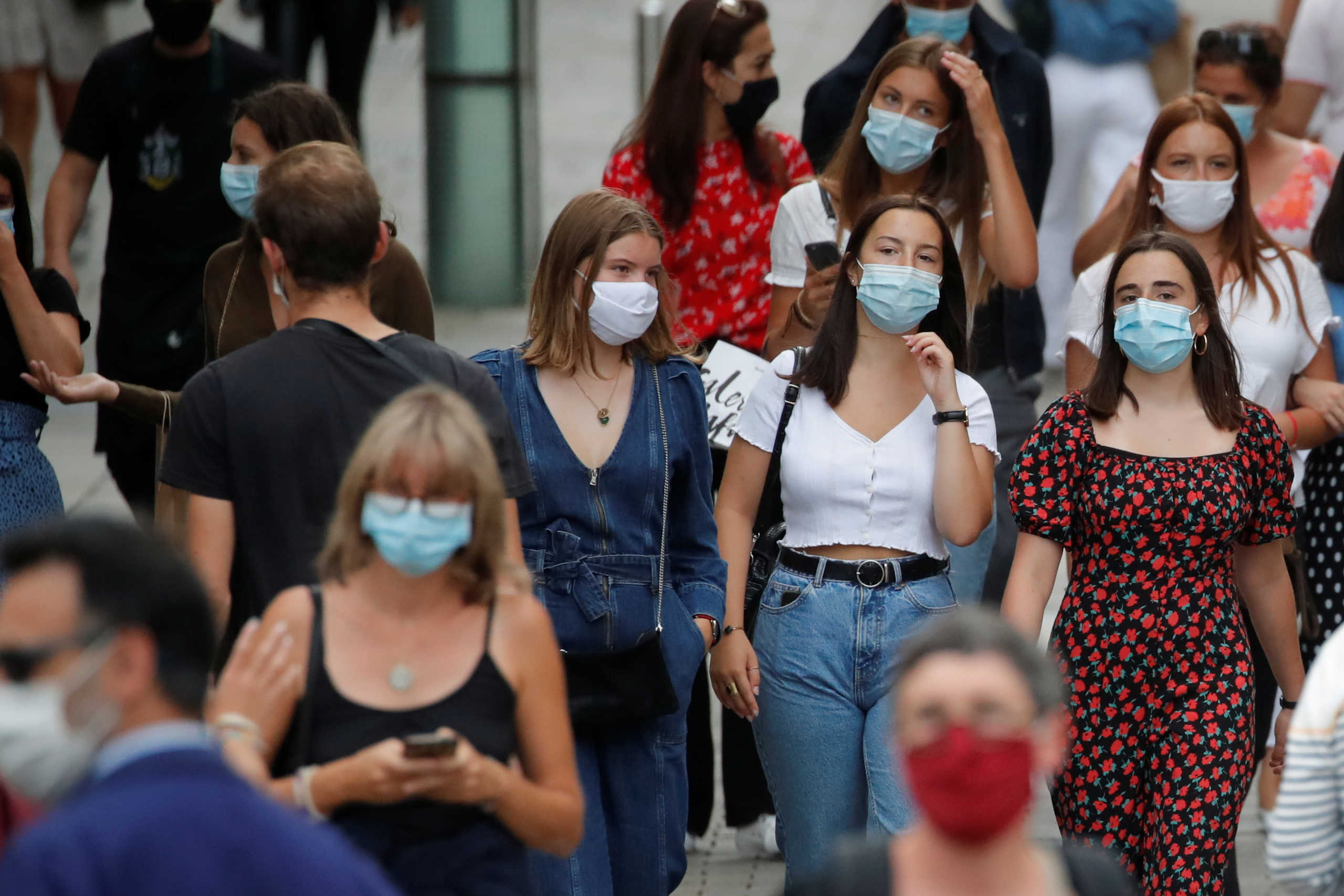 Γαλλία: Υποχρεωτική η μάσκα στο Παρίσι – Εμβόλιο σε ένα χρόνο