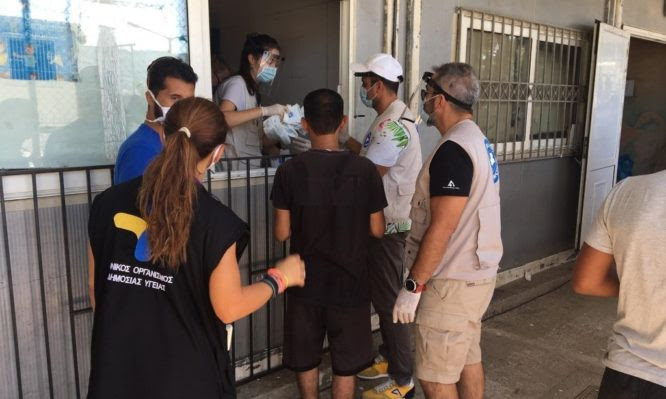 ΕΟΔΥ: «Όπλα» στη μάχη κατά του COVID-19 διανεμήθηκαν στους πρόσφυγες και μετανάστες της Σάμου