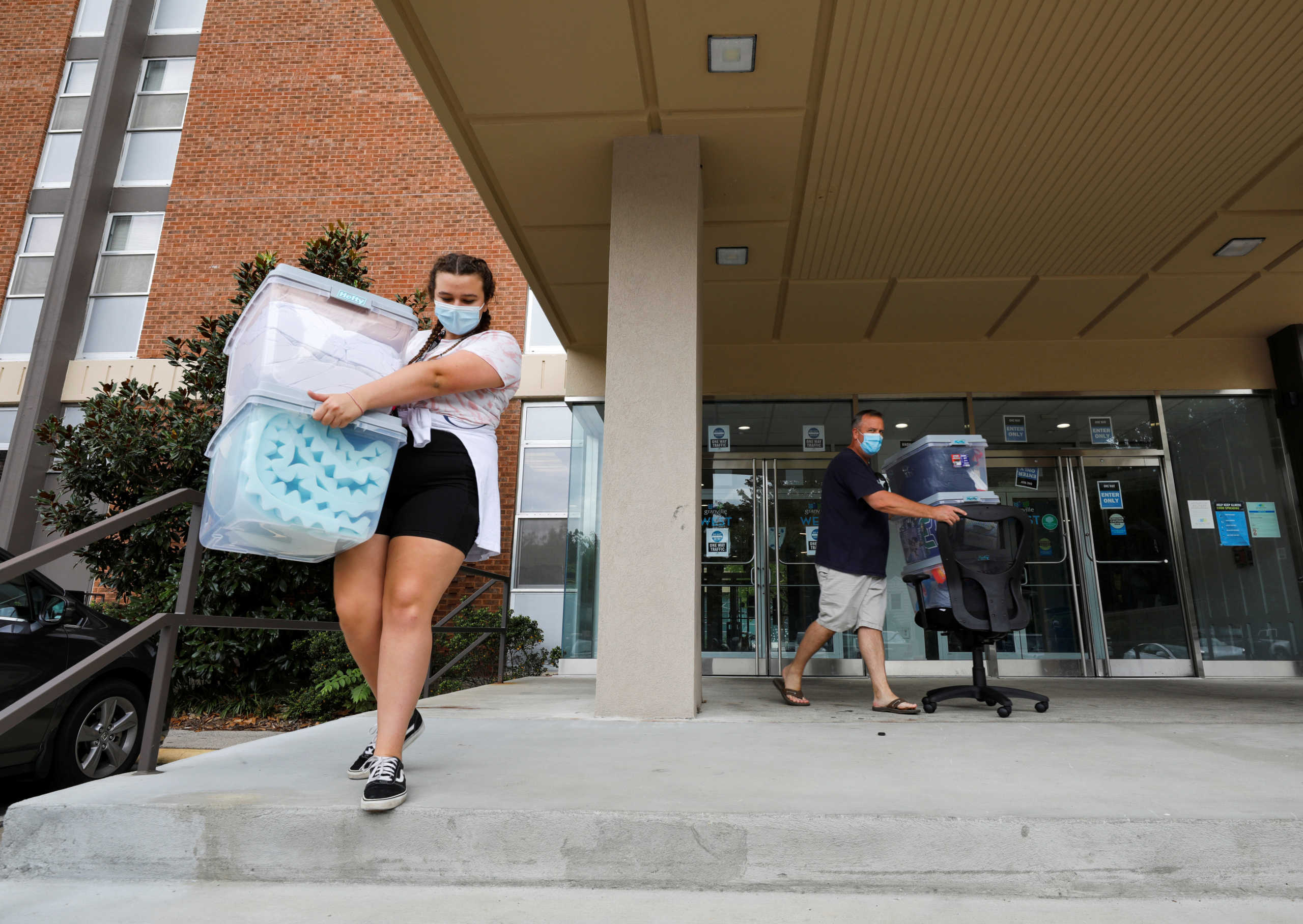 Hannah Thompson, a first-year undergraduate at the University of North Carolina, removes her belongings with the assistance of her father Ronnie, as students comply with a requirement to move out of campus housing due to the coronavirus disease (COVID-19) outbreak, in Chapel Hill, North Carolina, U.S. August 30, 2020.  REUTERS