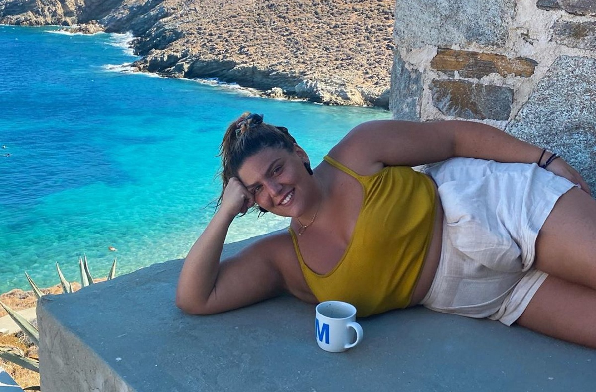 Ακομπλεξάριστη η Δανάη Μπάρκα! Ποζάρει με μαγιό και δηλώνει: Αγαπήστε το σώμα σας”!