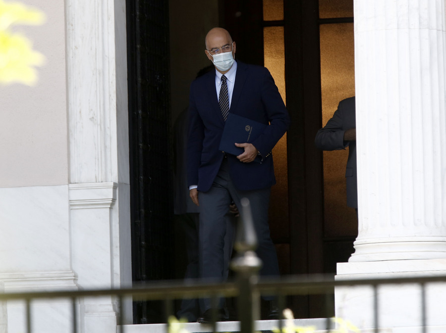 Ο υπουργός Εξωτερικών Νίκος Δένδιας κατά την έξοδό του από το Μέγαρο Μαξίμου μετά τη συνεδρίαση του ΚΥΣΕΑ, τη Δευτέρα 10 Αυγούστου 2020. Υπό την προεδρία του πρωθυπουργού, Κυριάκου Μητσοτάκη,  συνεδρίασε στο Μέγαρο Μαξίμου, το Κυβερνητικό Συμβούλιο Εθνικής Ασφάλειας (ΚΥΣΕΑ). Η Τουρκία εξέδωσε NAVTEX για το ερευνητικό πλοίο ORUC REIS, για περίπου ίδια περιοχή που περιγραφόταν σε προηγούμενη ΝΑVΤΕΧ    που είχε εκδώσει προ 20ημέρου, για το ίδιο πλοίο, το οποίο, ωστόσο, τότε δεν έπλευσε προς τη συγκεκριμένη περιοχή. Σήμερα, όπως έγινε γνωστό, το ORUC REIS έχει αποπλεύσει συνοδευόμενο από τα βοηθητικά πλοία και αριθμό μονάδων του τουρκικού Στόλου που παρακολουθούνται από μονάδες και μέσα των ελληνικών Ενόπλων Δυνάμεων.   ΑΠΕ-ΜΠΕ