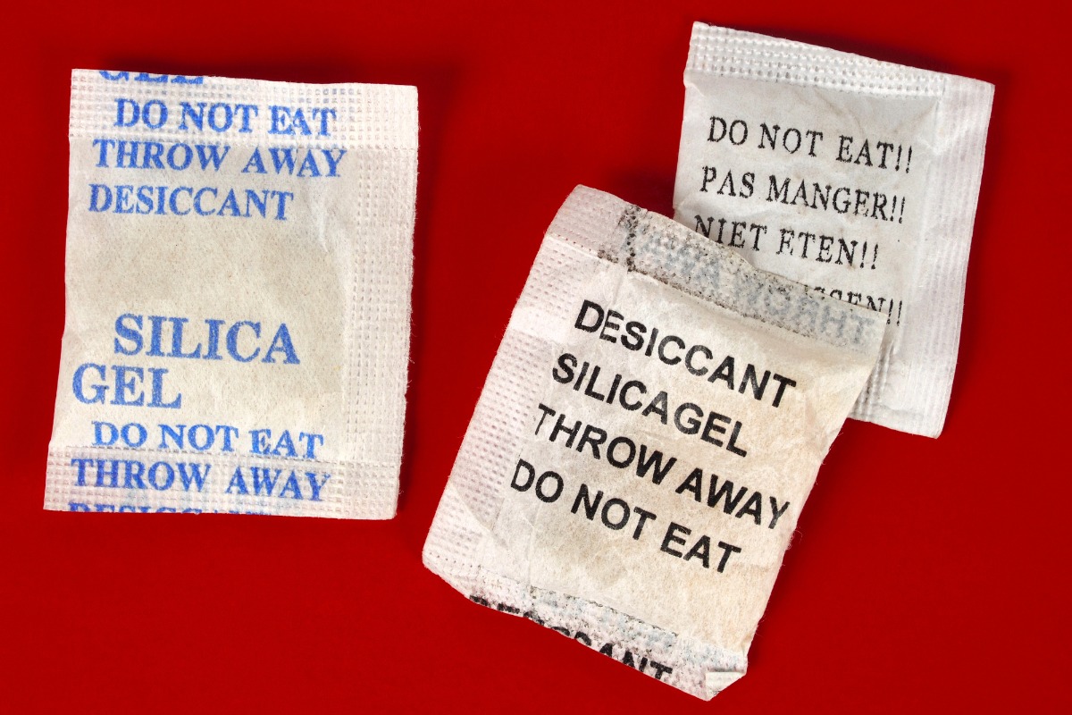 Σας χαλάνε πράγματα από υγρασία; Αυτά τα σακουλάκια από καινούργιες συσκευασίες είναι η λύση!