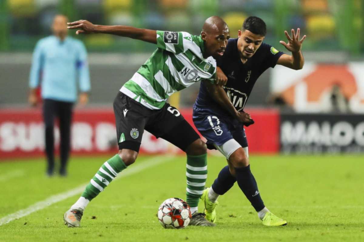epa07986820 Eduardo Henrique (L) of Sporting in action against Benny (R) of Belenenses during the Portuguese First League soccer match between Sporting Lisbon and Belenenses Lisbon at Alvalade Stadium in Lisbon, Portugal, 10 November 2019.  EPA