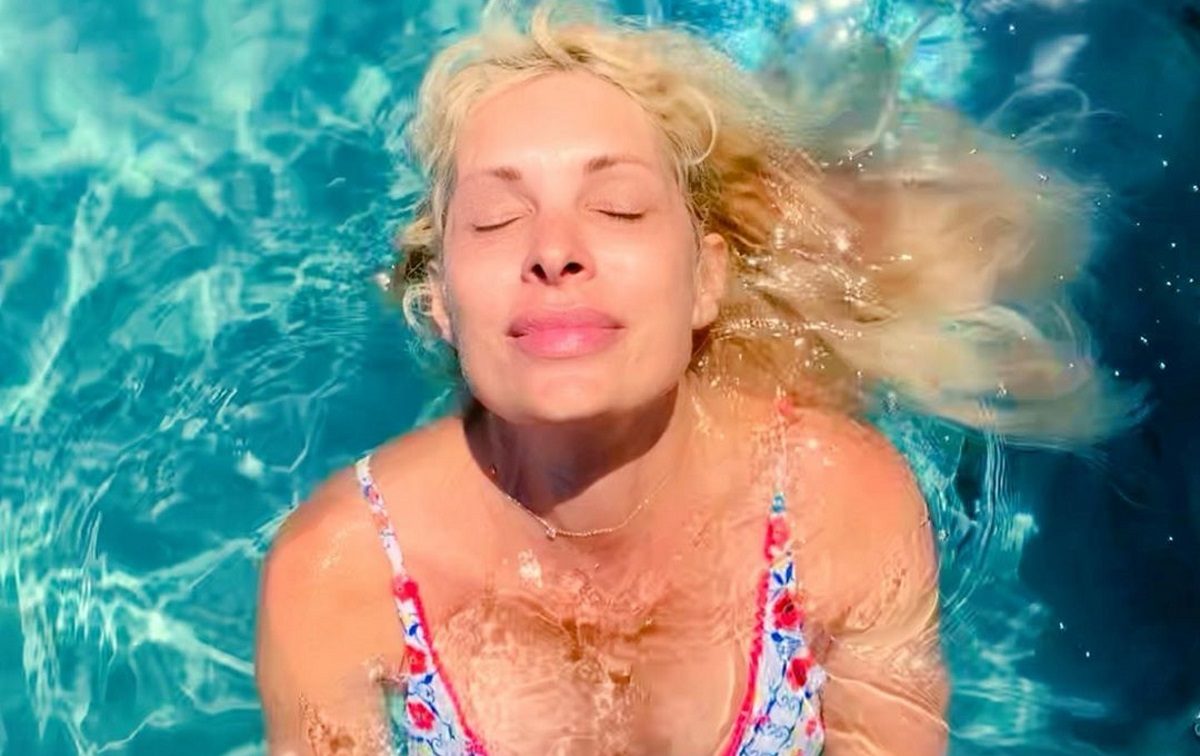 Ελένη Μενεγάκη: Ποζάρει χωρίς ρετούς και μας δείχνει τις ατέλειες της!