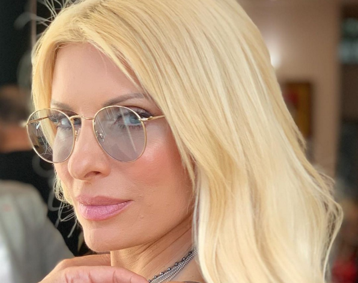 Ελένη Μενεγάκη: Η πόζα στο σκάφος, χωρίς μακιγιάζ