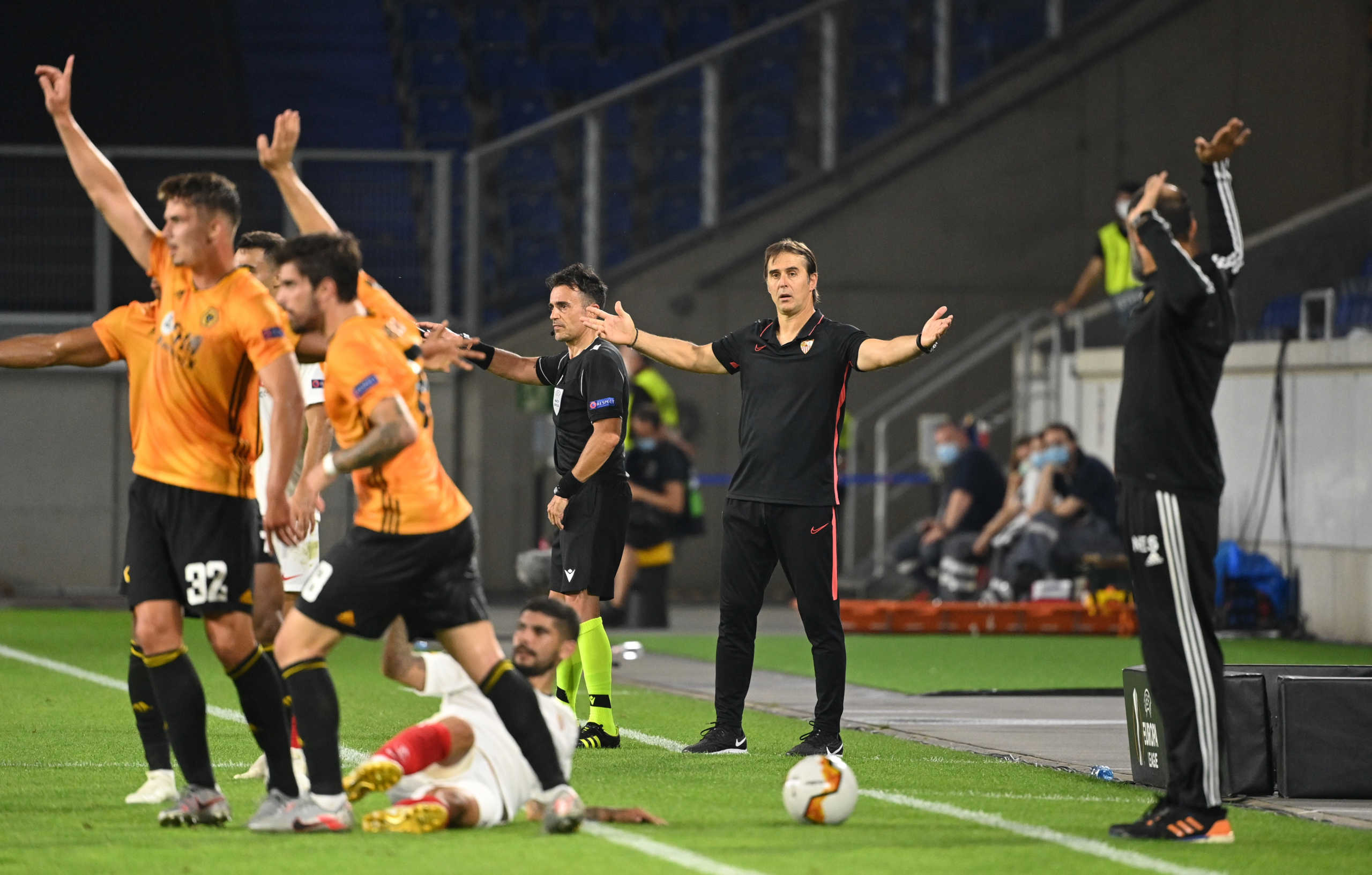 Soccer Football - Europa League - Quarter Final - Wolverhampton Wanderers v Sevilla - MSV-Arena, Duisburg, Germany - August 11, 2020 Sevilla coach Julen Lopetegui reacts, as play resumes behind closed doors following the outbreak of the coronavirus disease (COVID-19) Pool via REUTERS