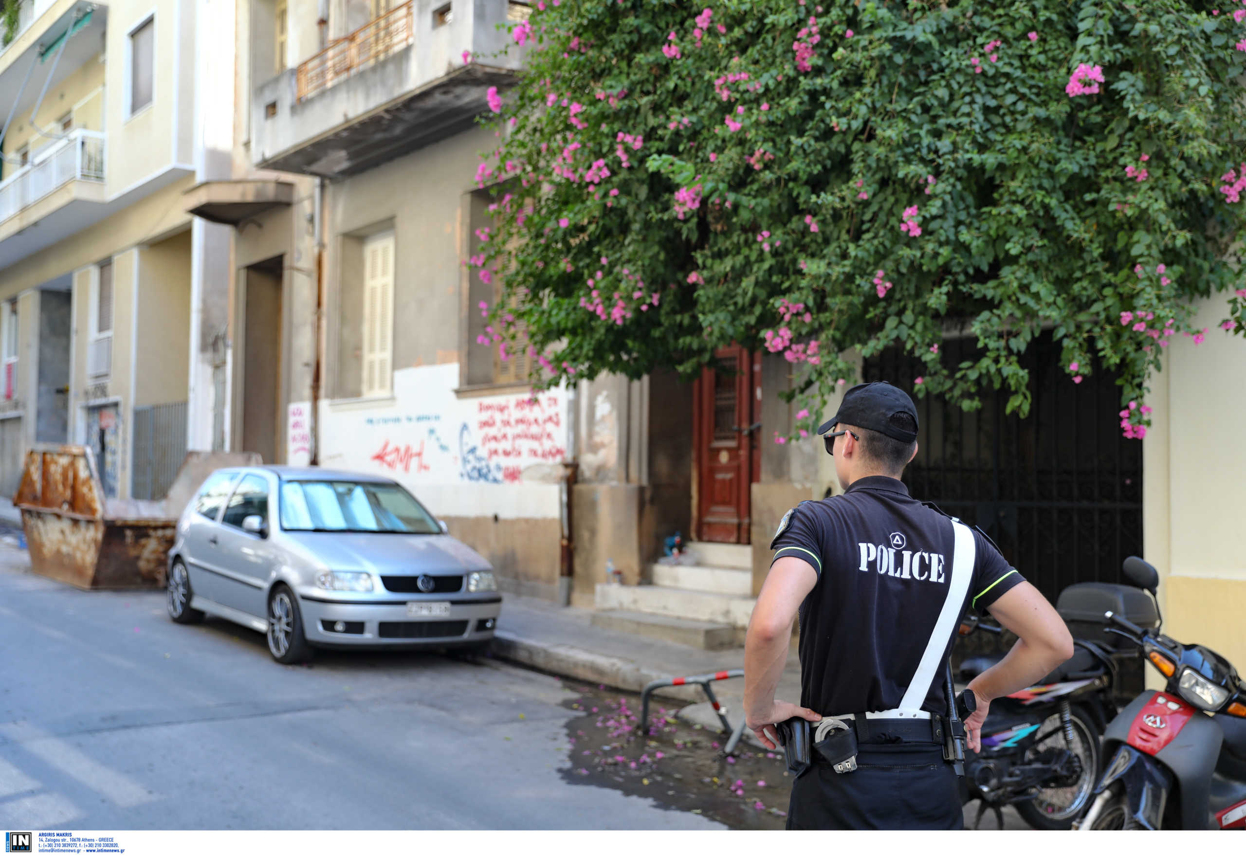 Συναγερμός στα Εξάρχεια – Βρήκαν χειροβομβίδα σε πατάρι σπιτιού